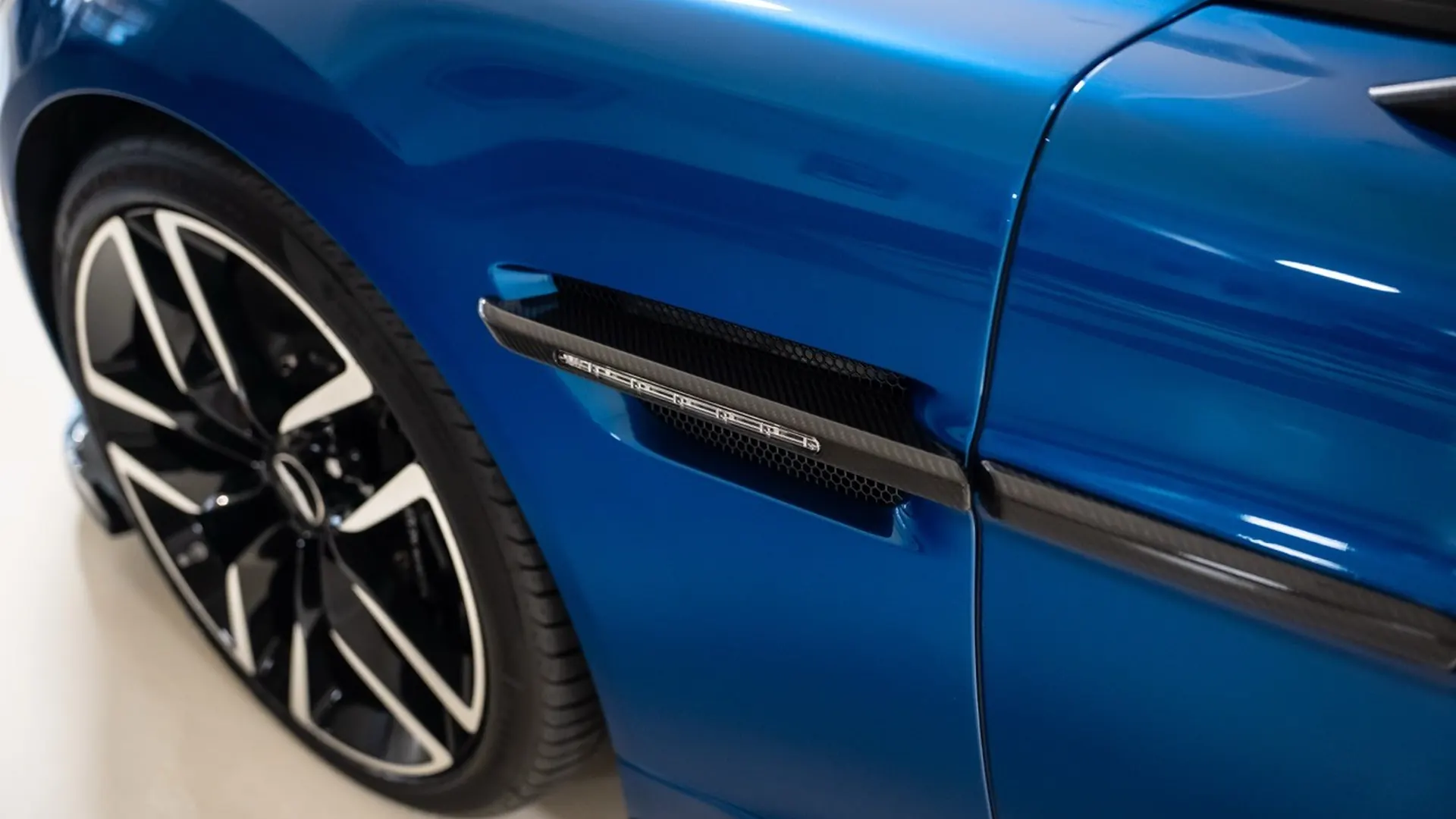 Aston Martin VANQUISH — photo 10
