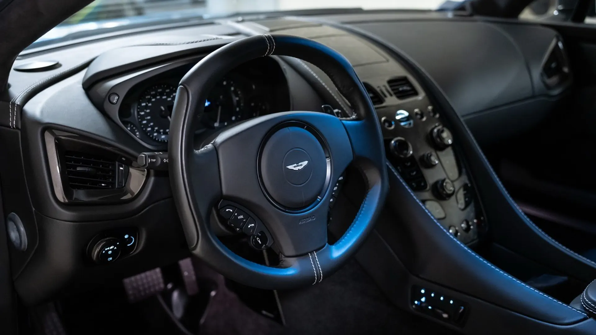 Aston Martin VANQUISH — photo 30
