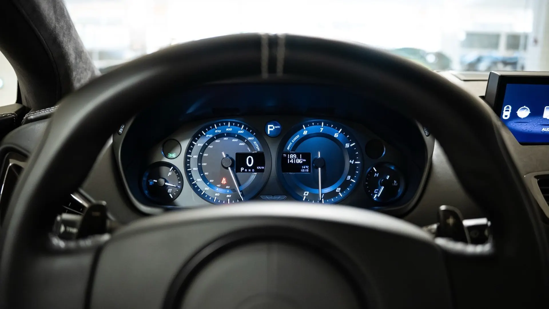Aston Martin VANQUISH — photo 37
