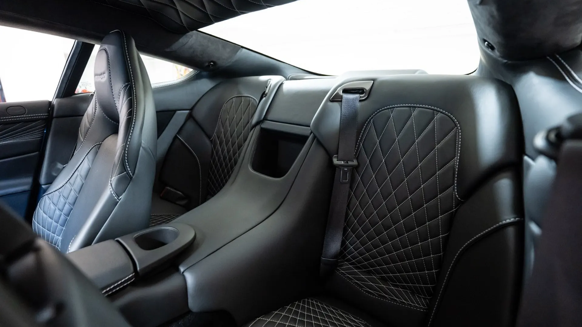 Aston Martin VANQUISH — photo 42