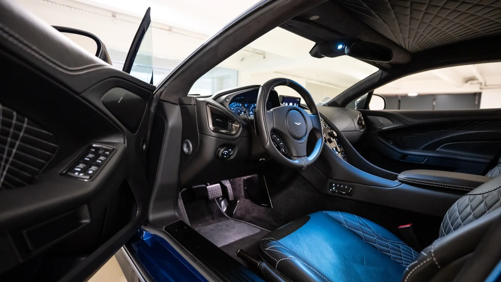 Aston Martin VANQUISH — photo 48
