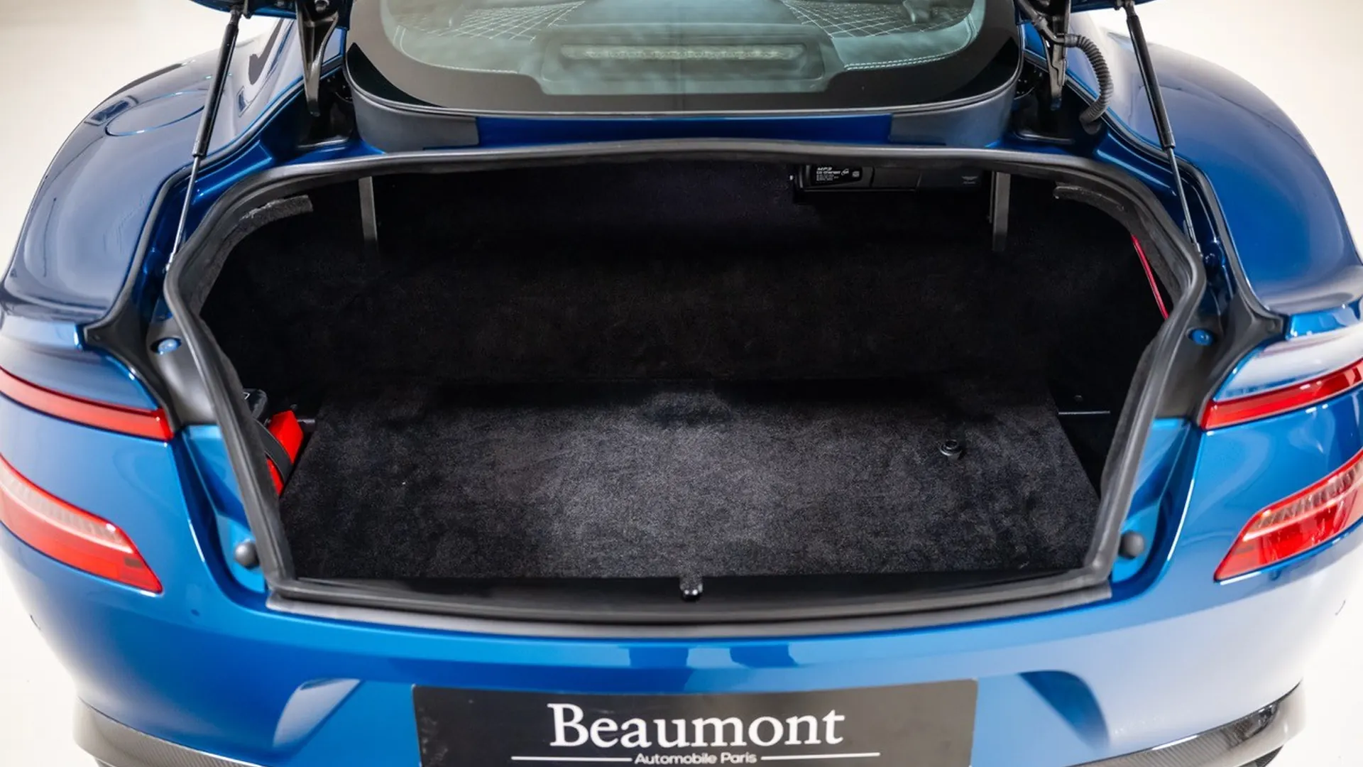 Aston Martin VANQUISH — photo 21