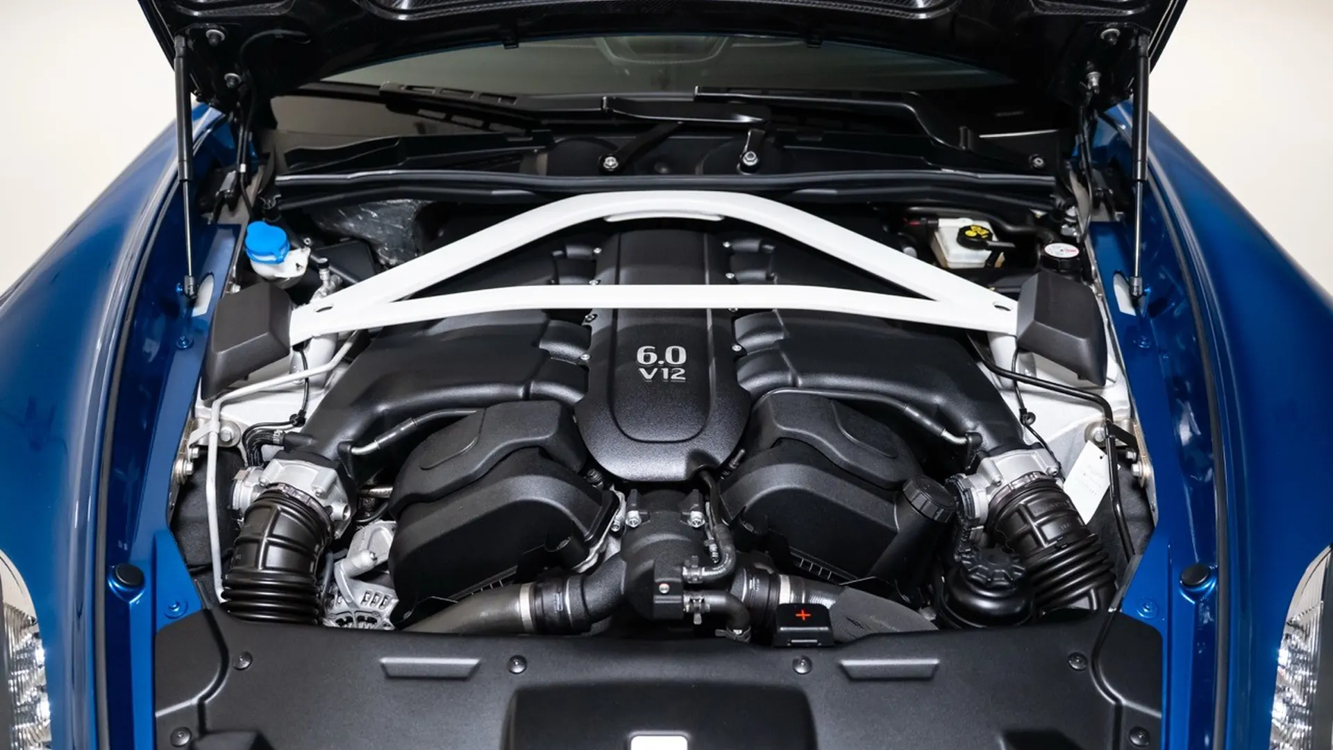 Aston Martin VANQUISH — photo 22