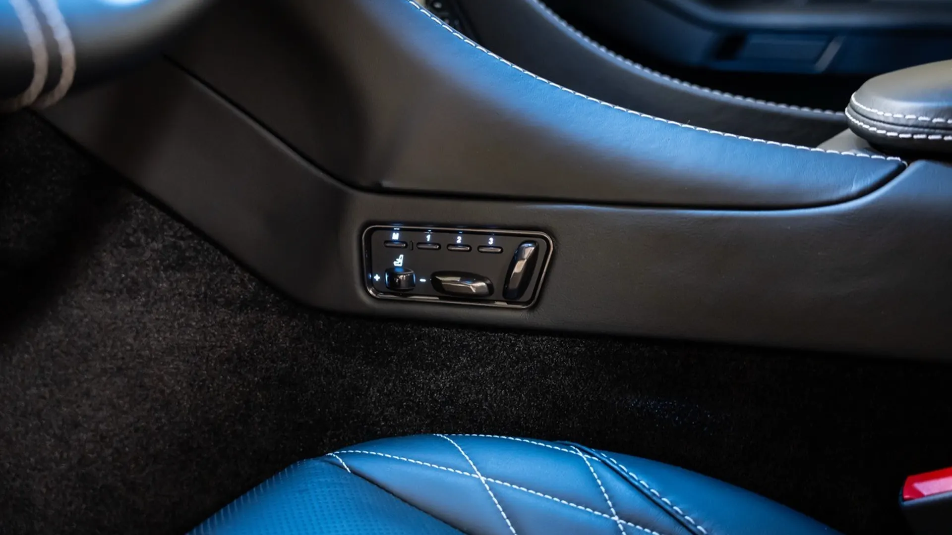 Aston Martin VANQUISH — photo 36