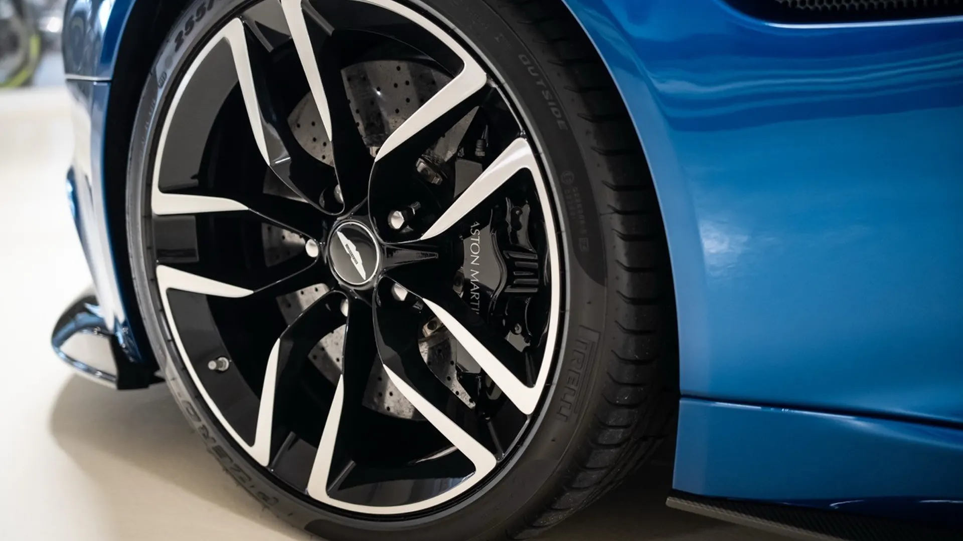 Aston Martin VANQUISH — photo 9