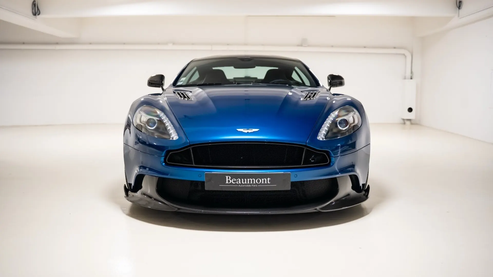 Aston Martin VANQUISH — photo 2