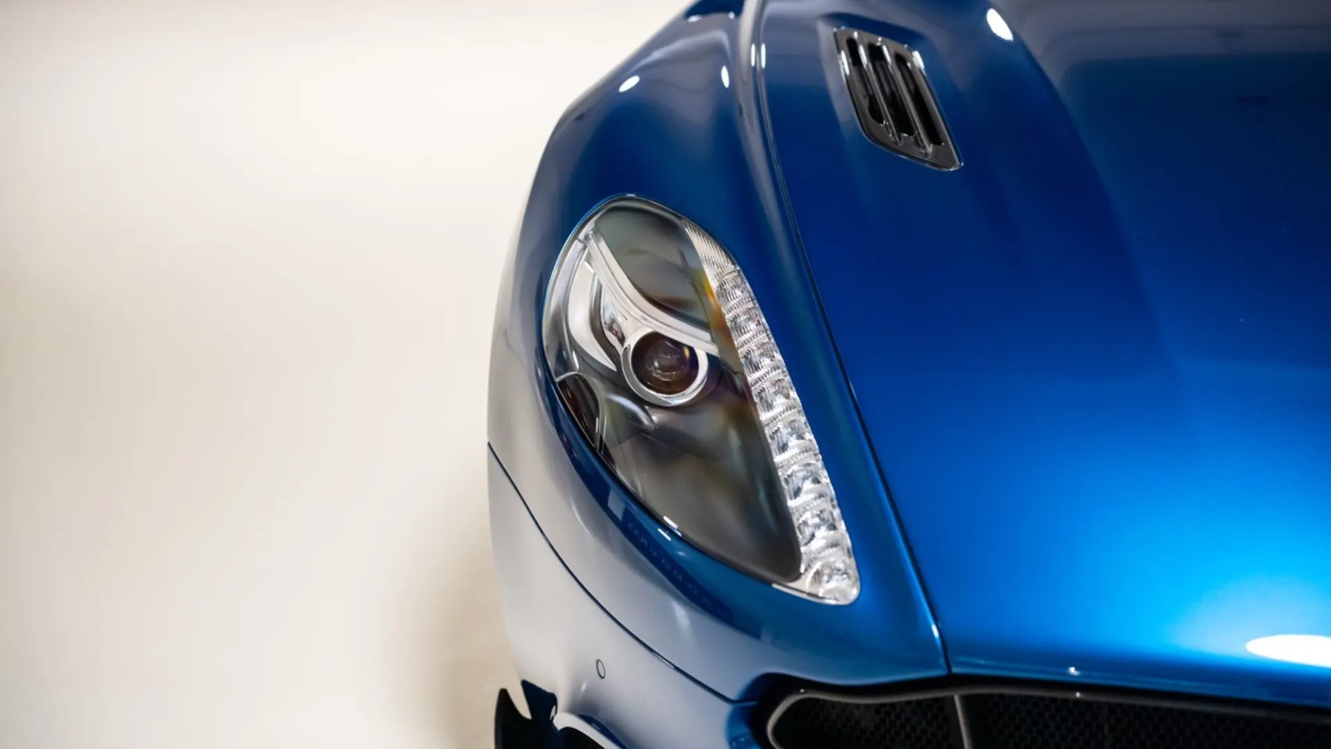 Aston Martin VANQUISH — photo 3