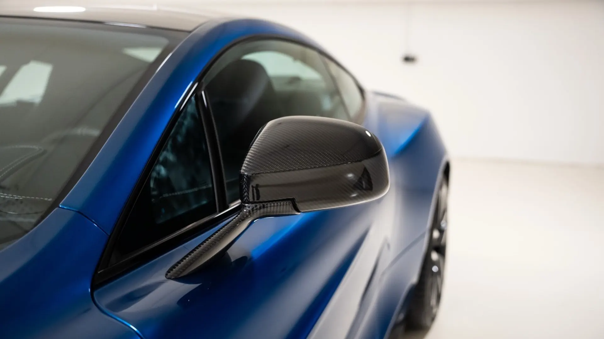 Aston Martin VANQUISH — photo 12