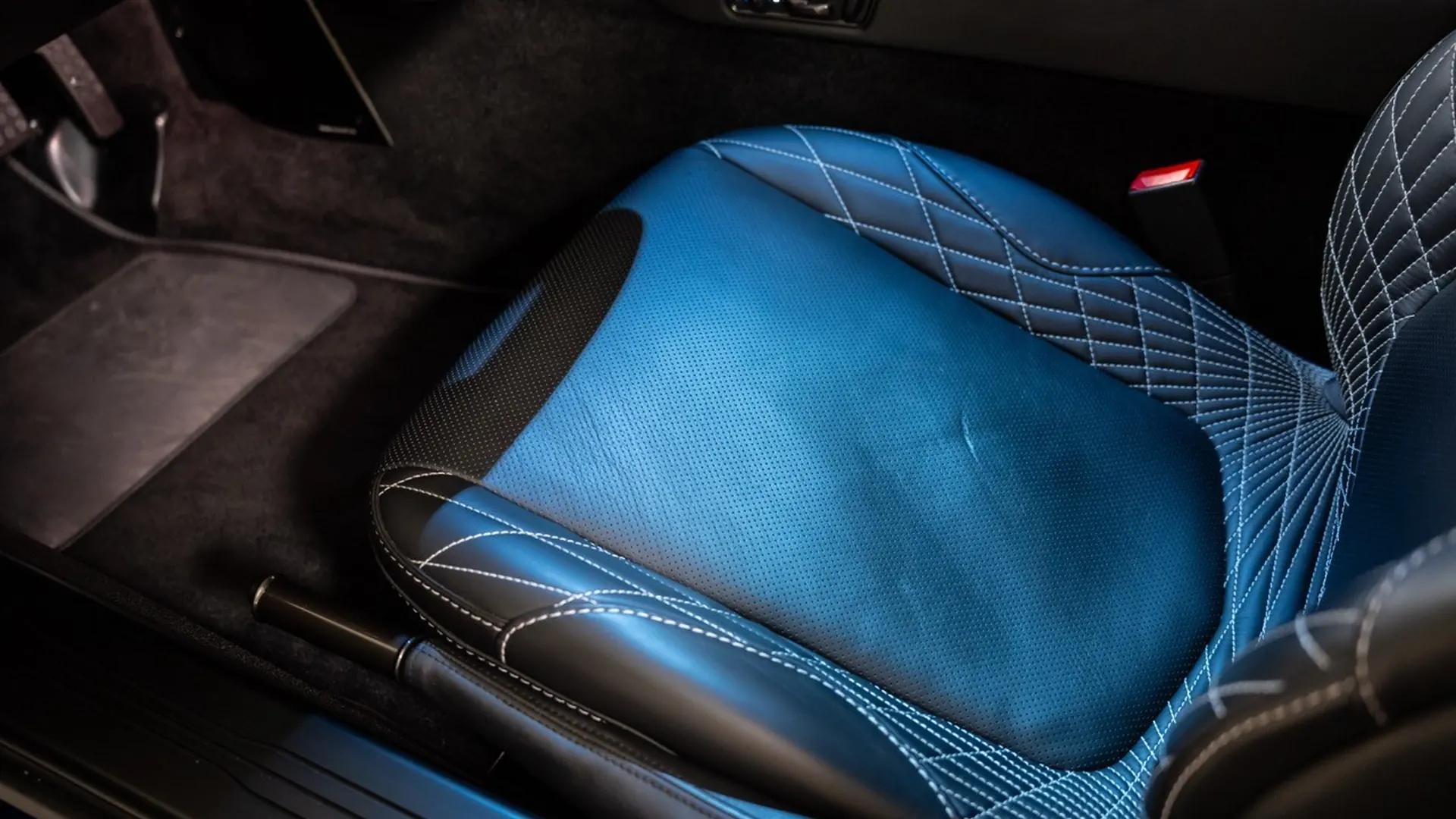 Aston Martin VANQUISH — photo 32