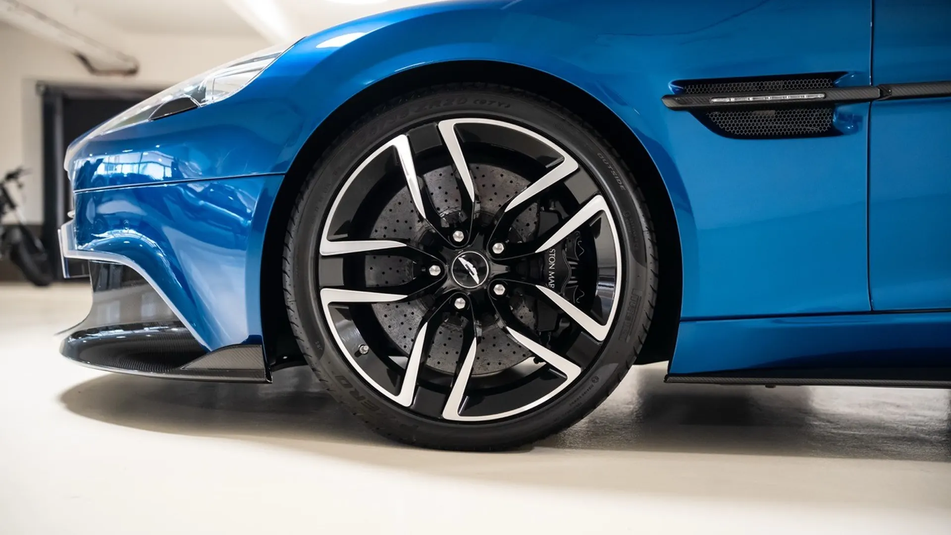 Aston Martin VANQUISH — photo 8