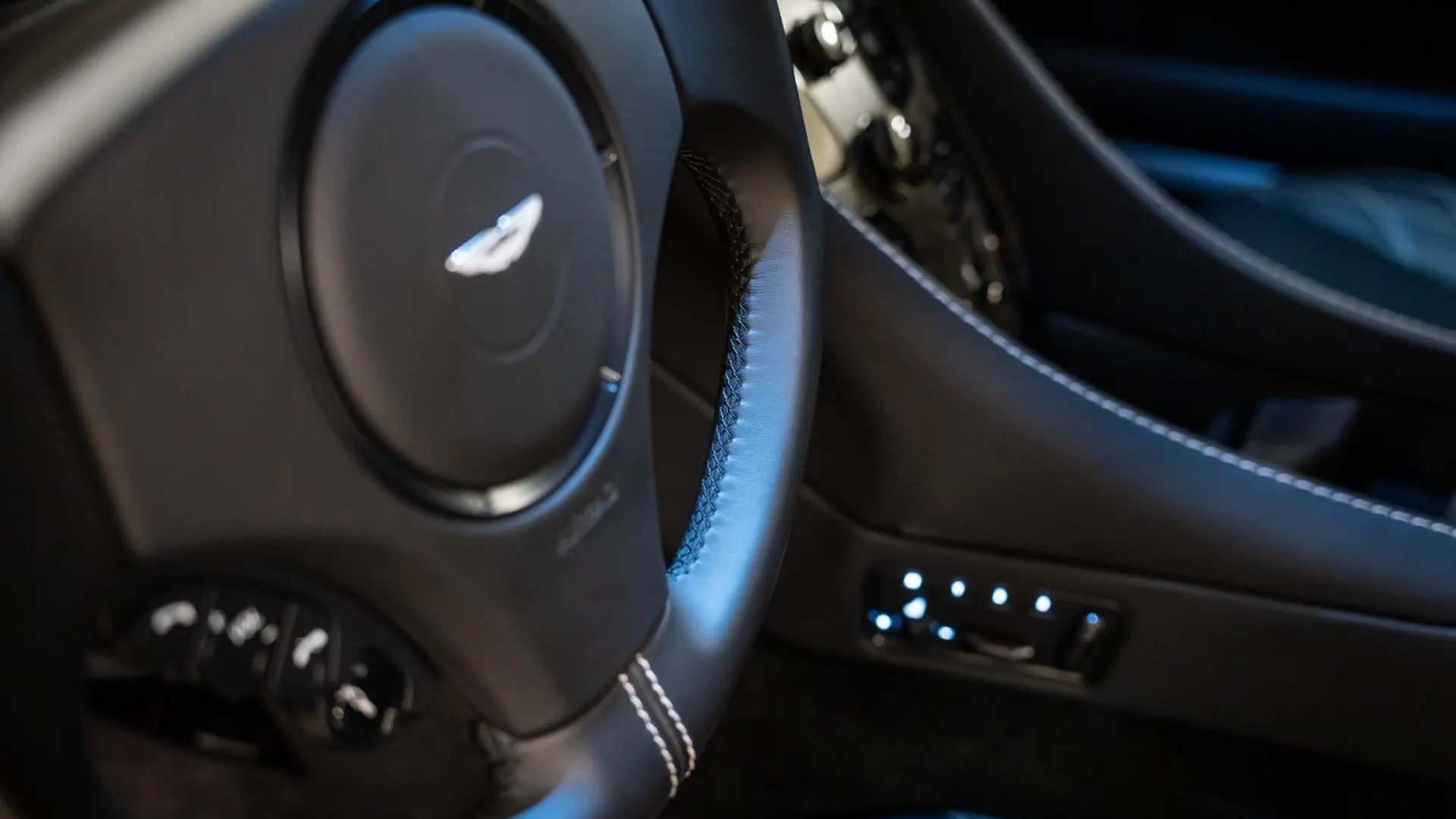 Aston Martin VANQUISH — photo 34