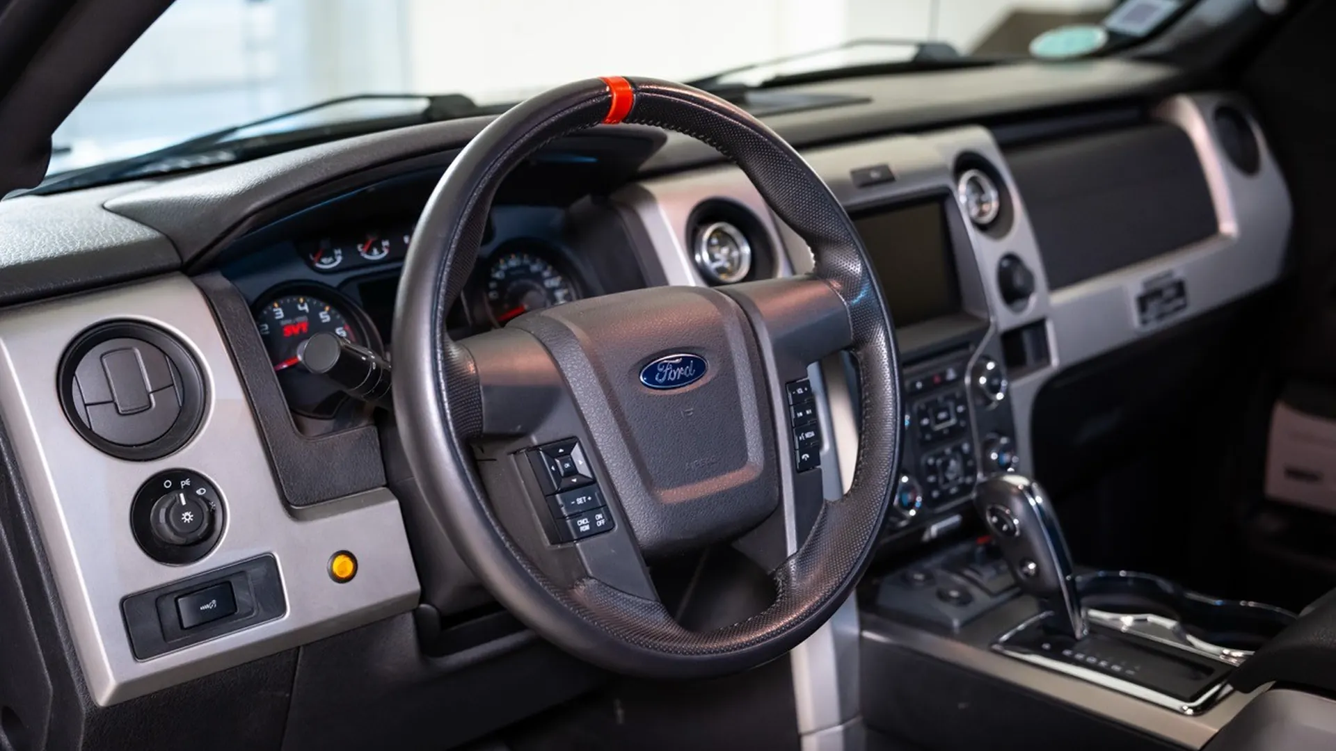 Ford F150 — photo 29