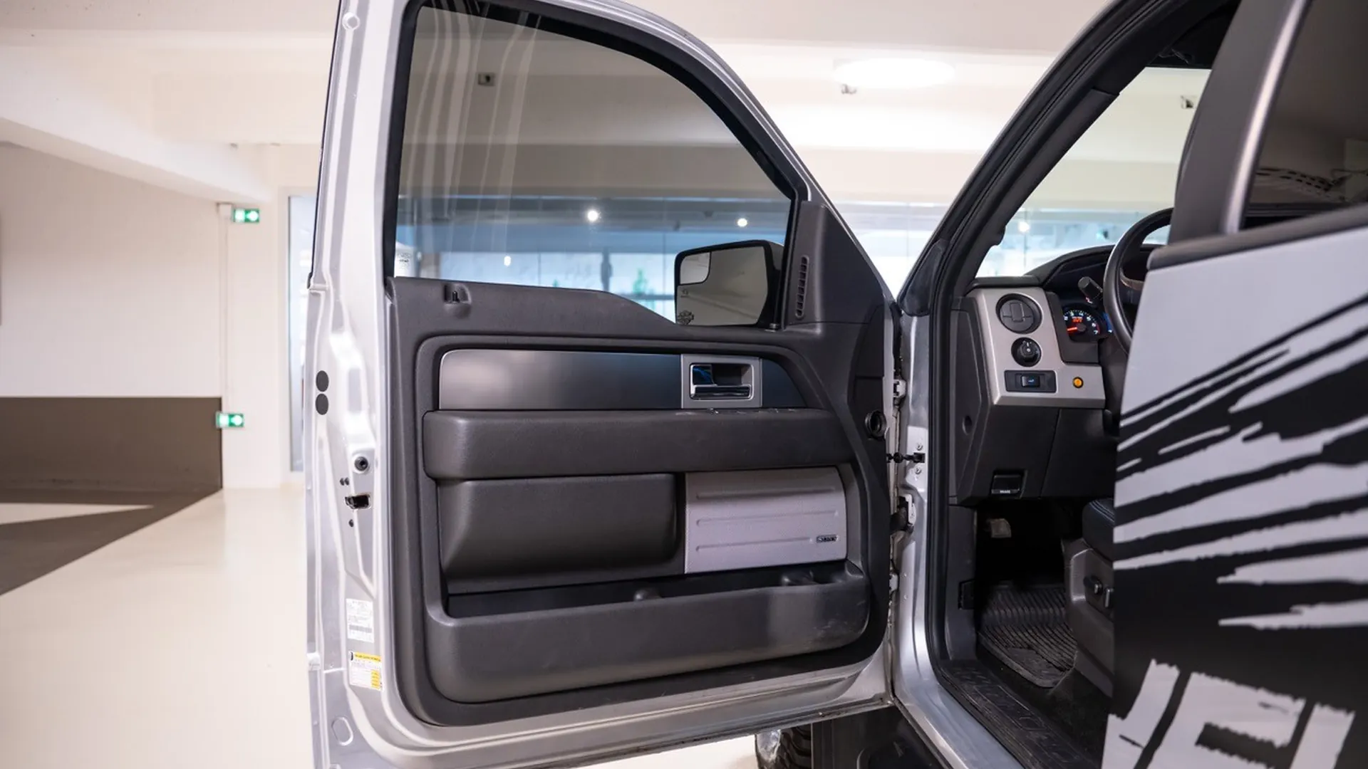 Ford F150 — photo 24