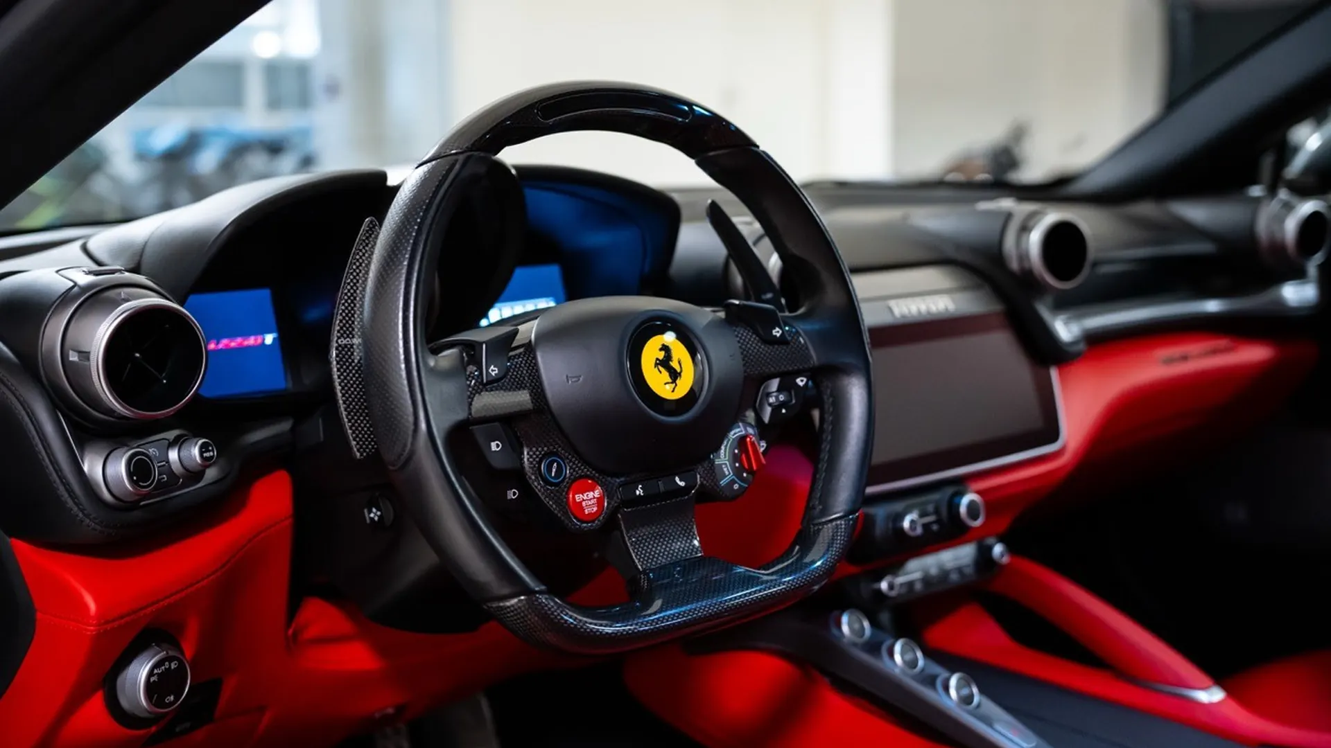 Ferrari GTC4 Lusso T — photo 28