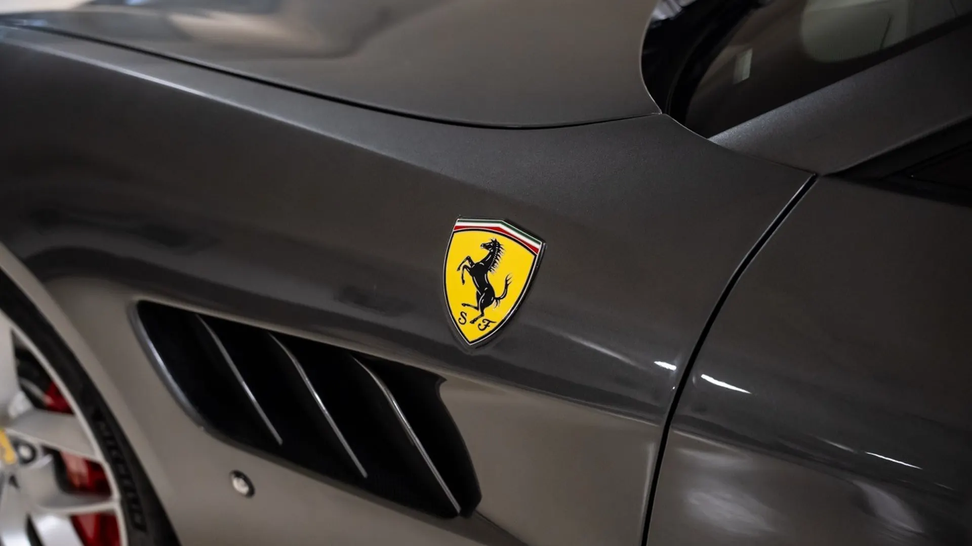 Ferrari GTC4 Lusso T — photo 8