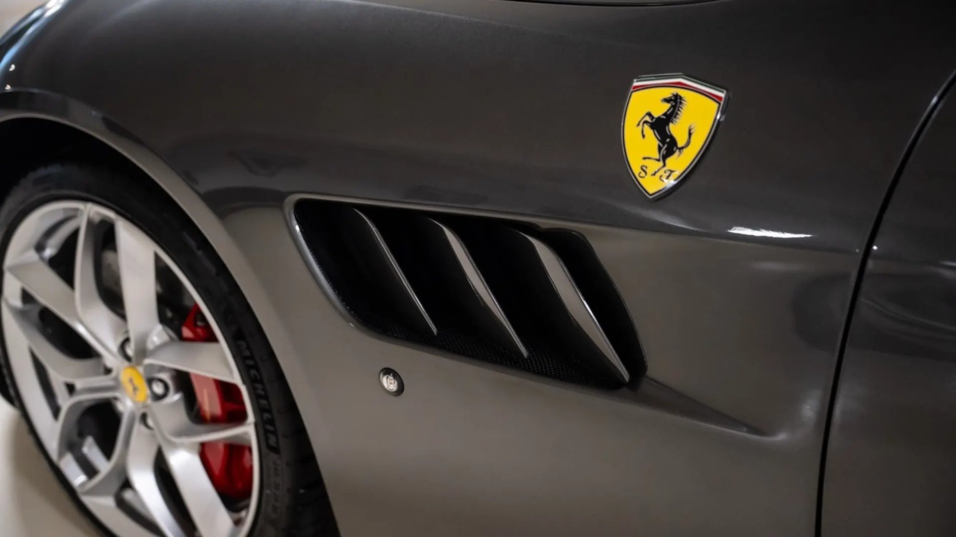 Ferrari GTC4 Lusso T — photo 9