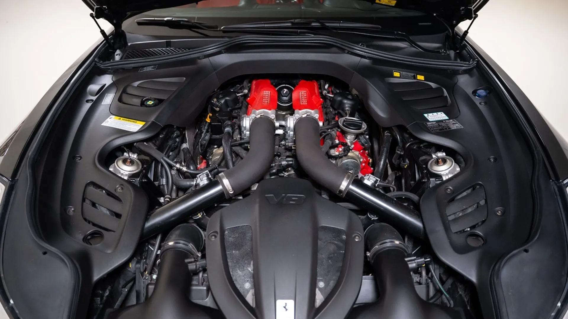 Ferrari GTC4 Lusso T — photo 18
