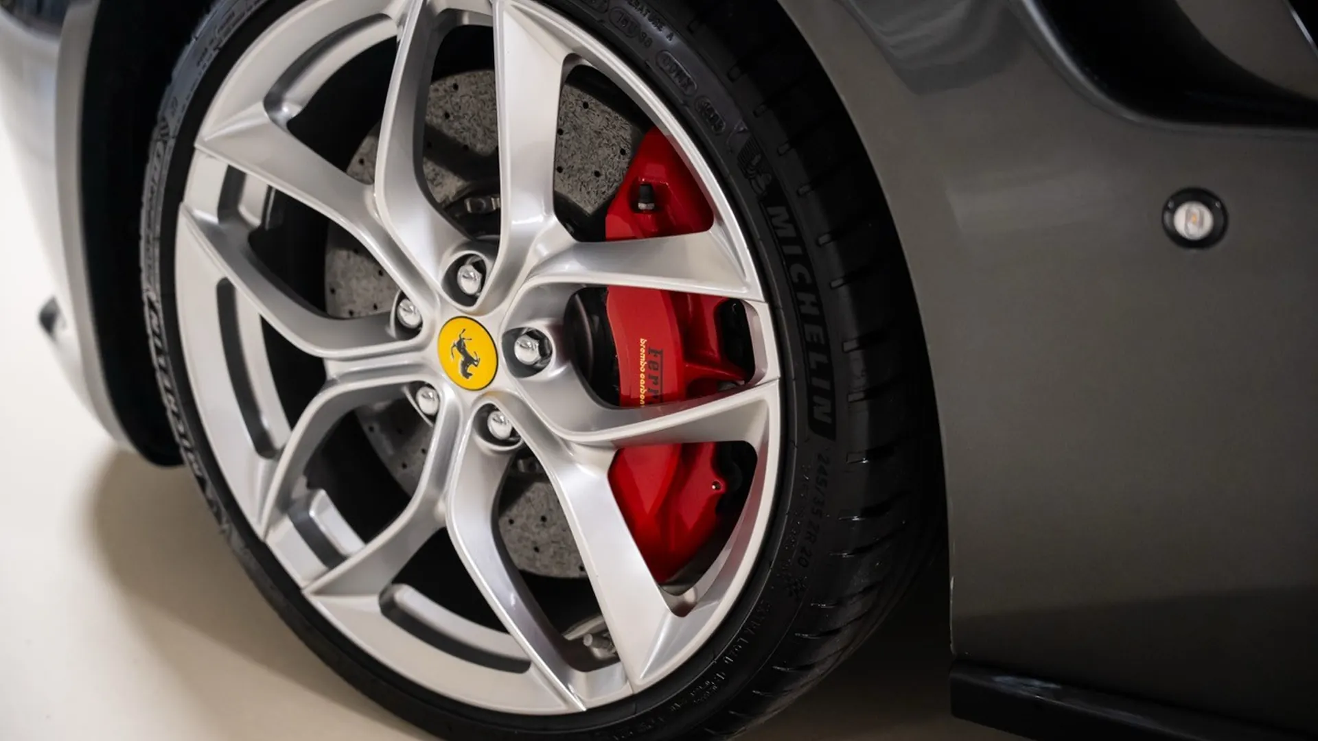 Ferrari GTC4 Lusso T — photo 7