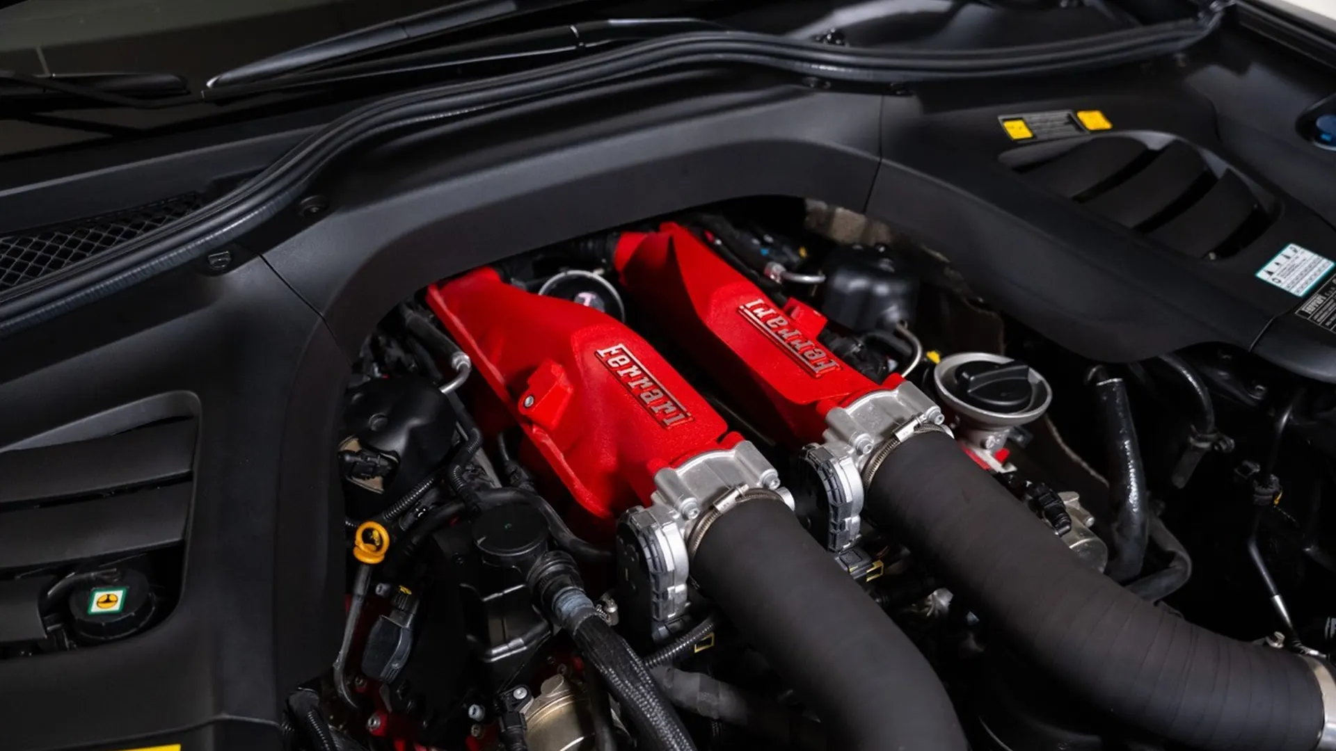 Ferrari GTC4 Lusso T — photo 20