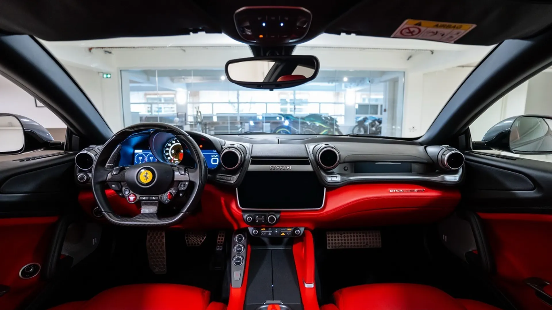 Ferrari GTC4 Lusso T — photo 49