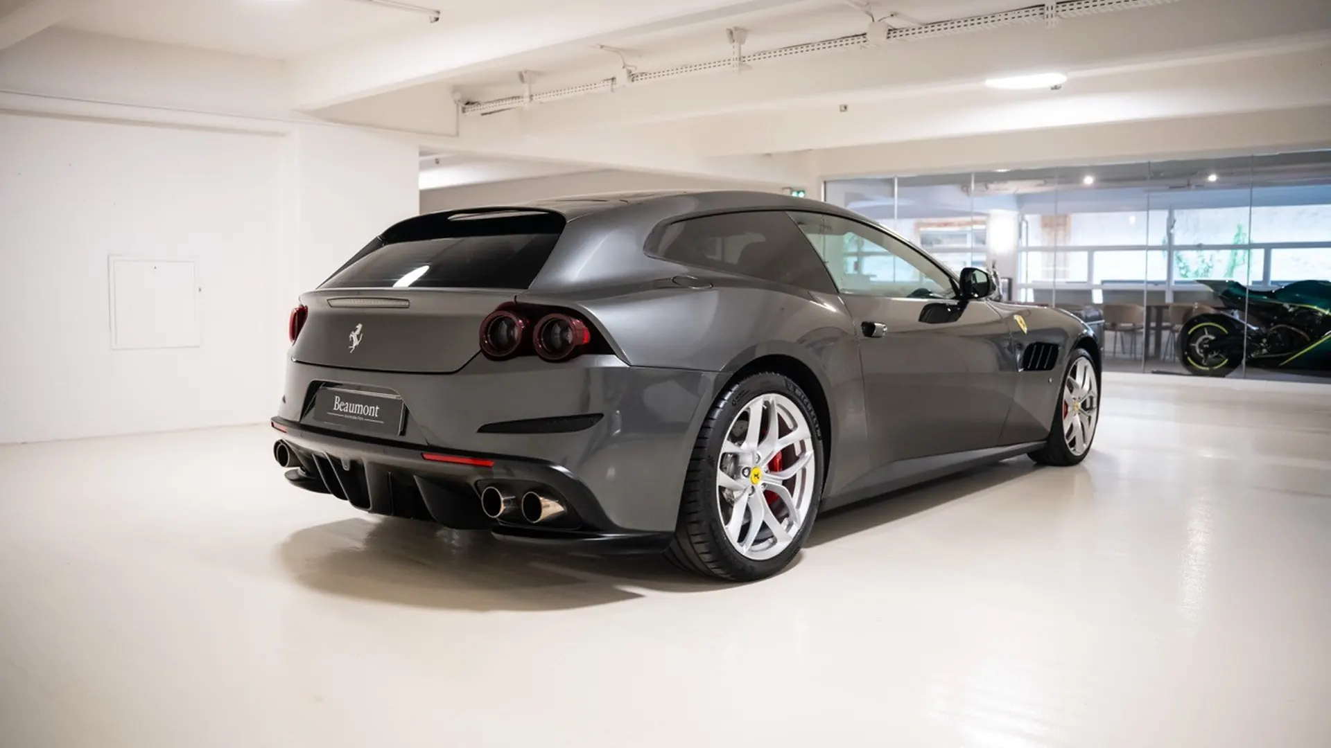 Ferrari GTC4 Lusso T — photo 10