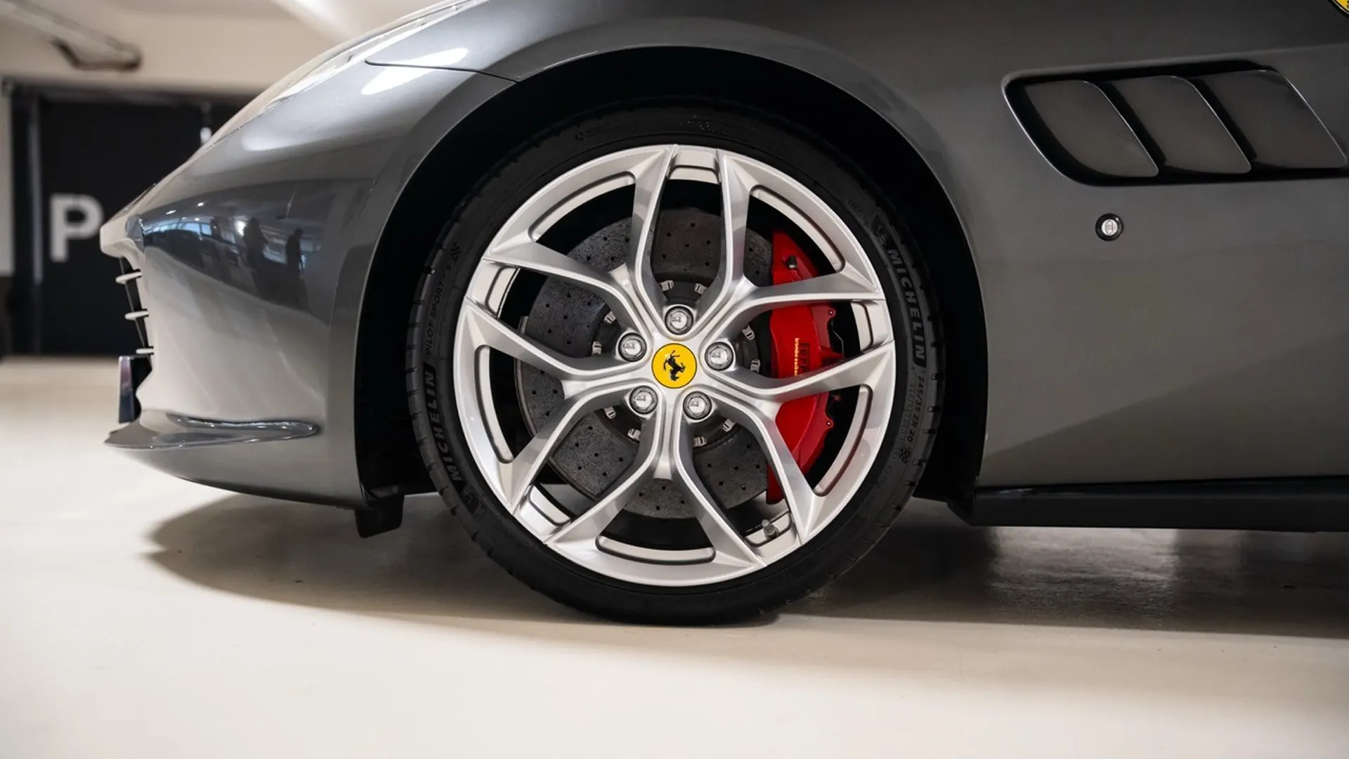 Ferrari GTC4 Lusso T — photo 6
