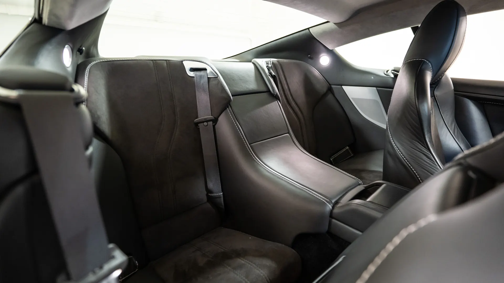 Aston Martin DBS — photo 36