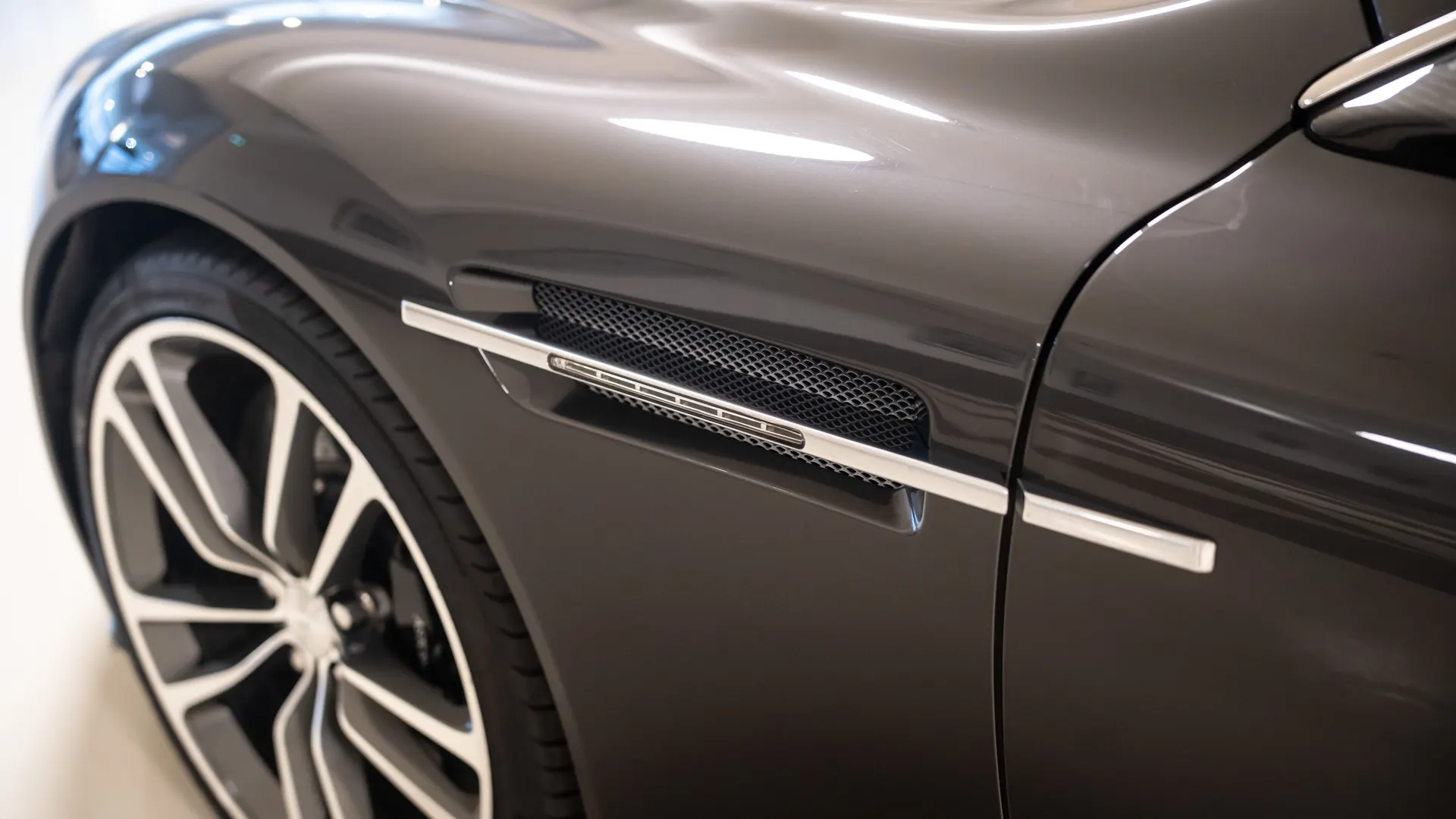 Aston Martin DBS — photo 38