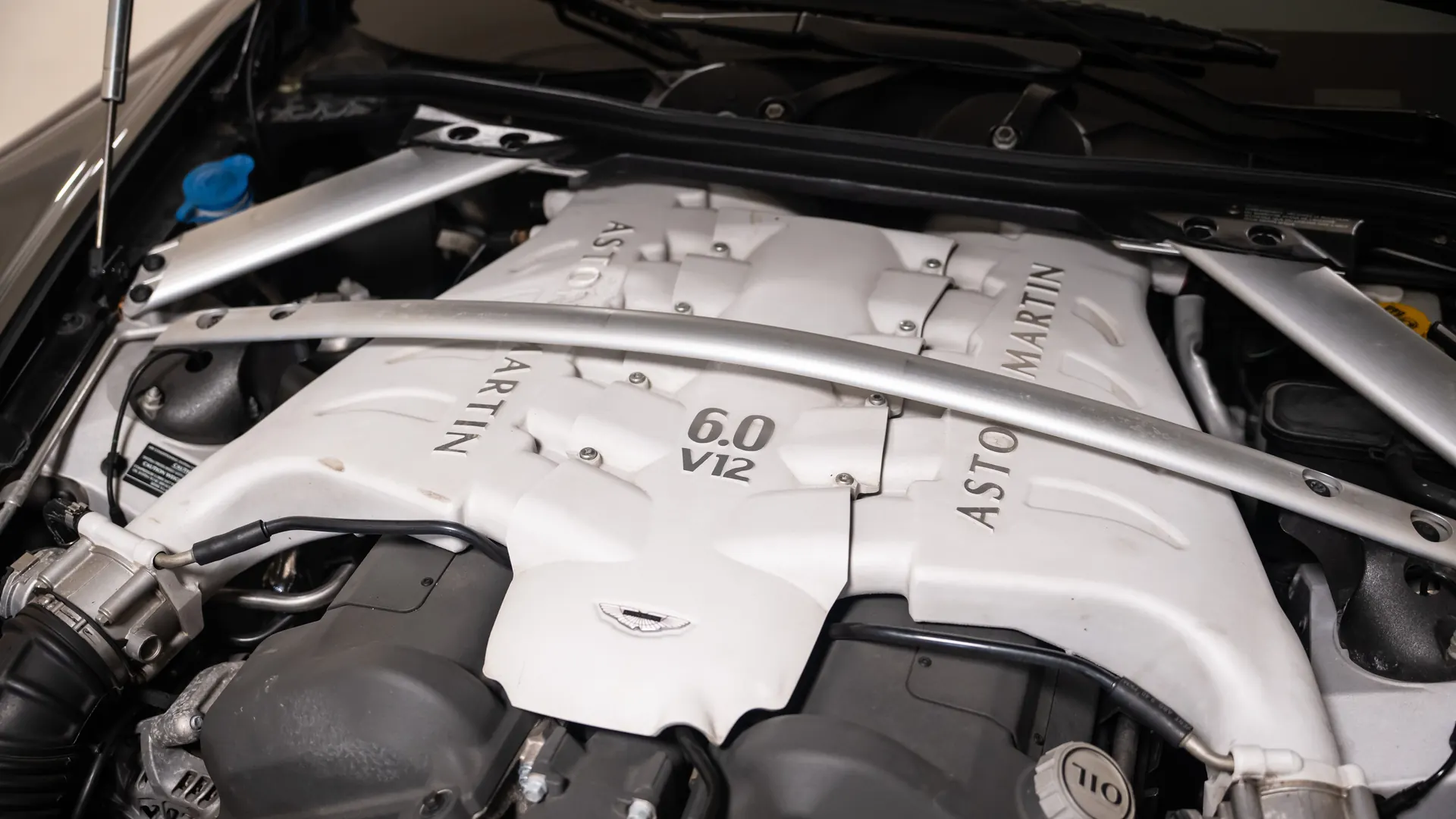 Aston Martin DBS — photo 19