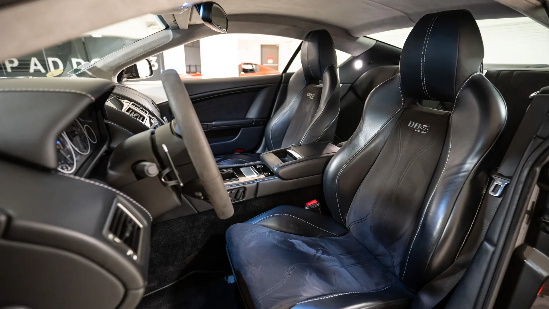 Aston Martin DBS — photo 3