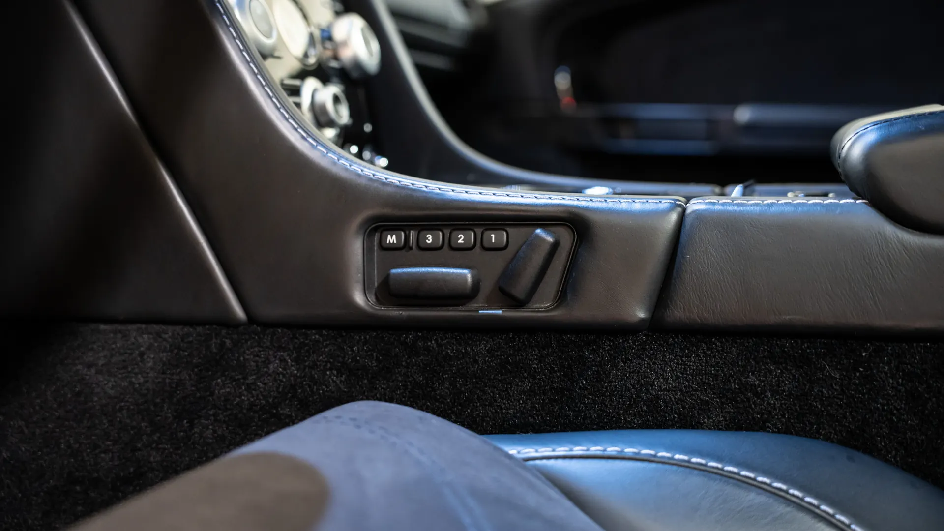 Aston Martin DBS — photo 22