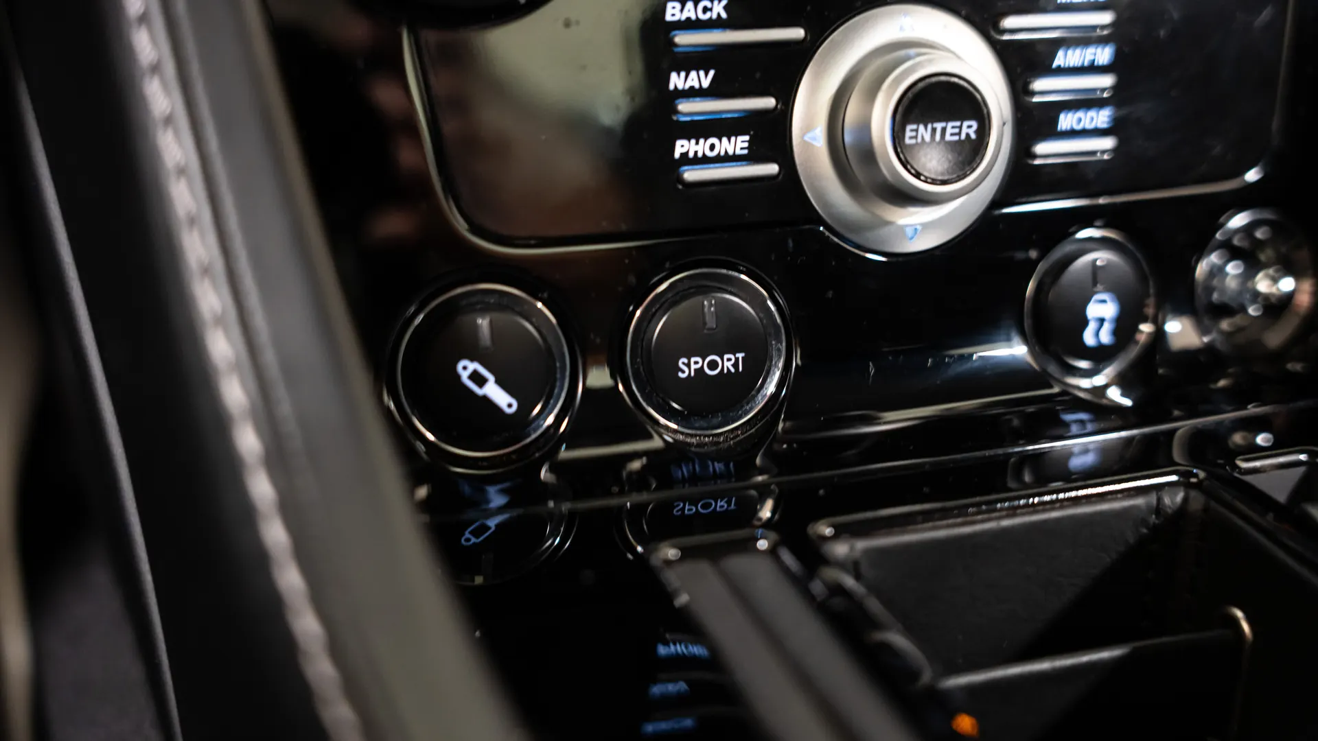 Aston Martin DBS — photo 34