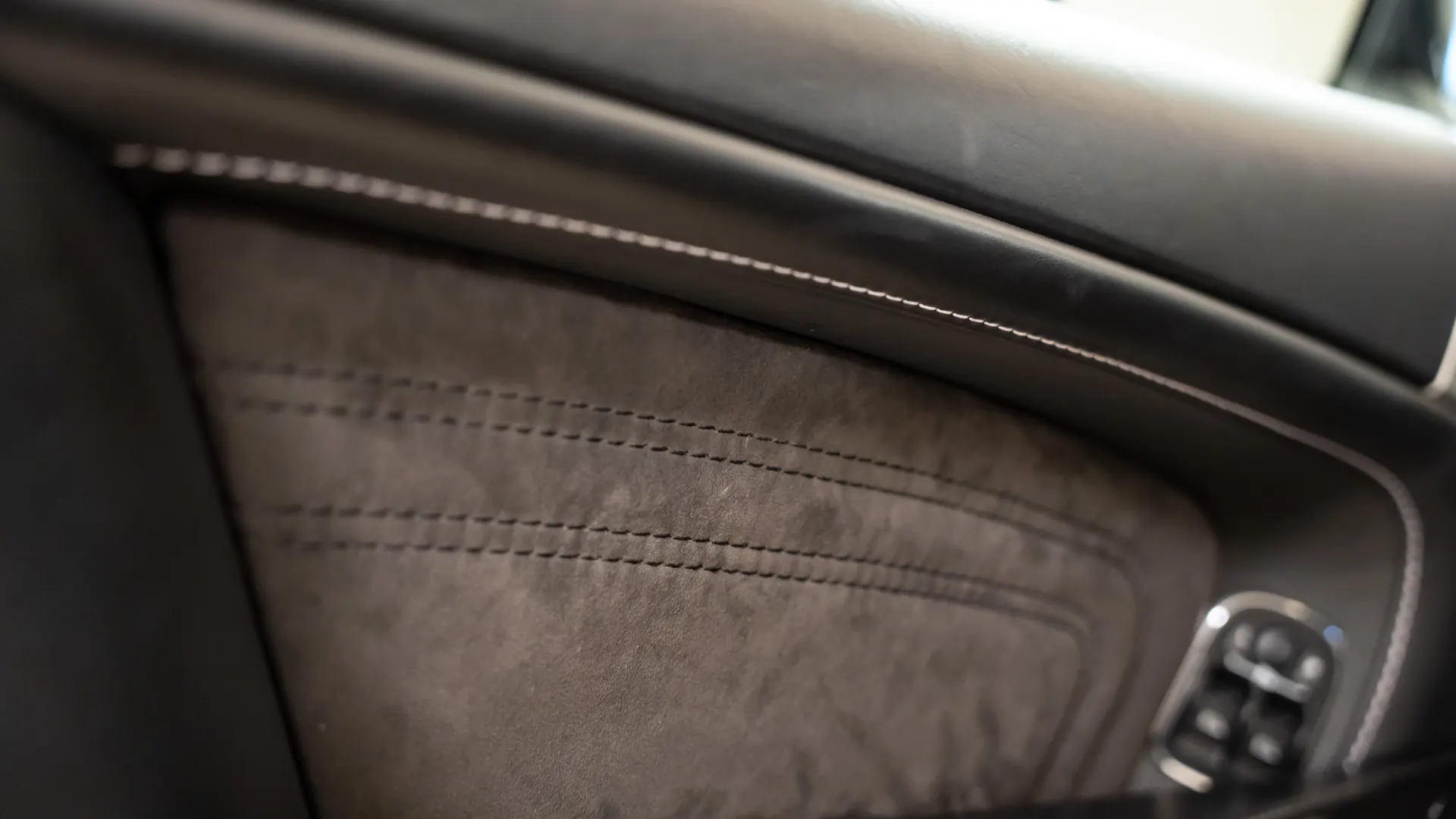 Aston Martin DBS — photo 9