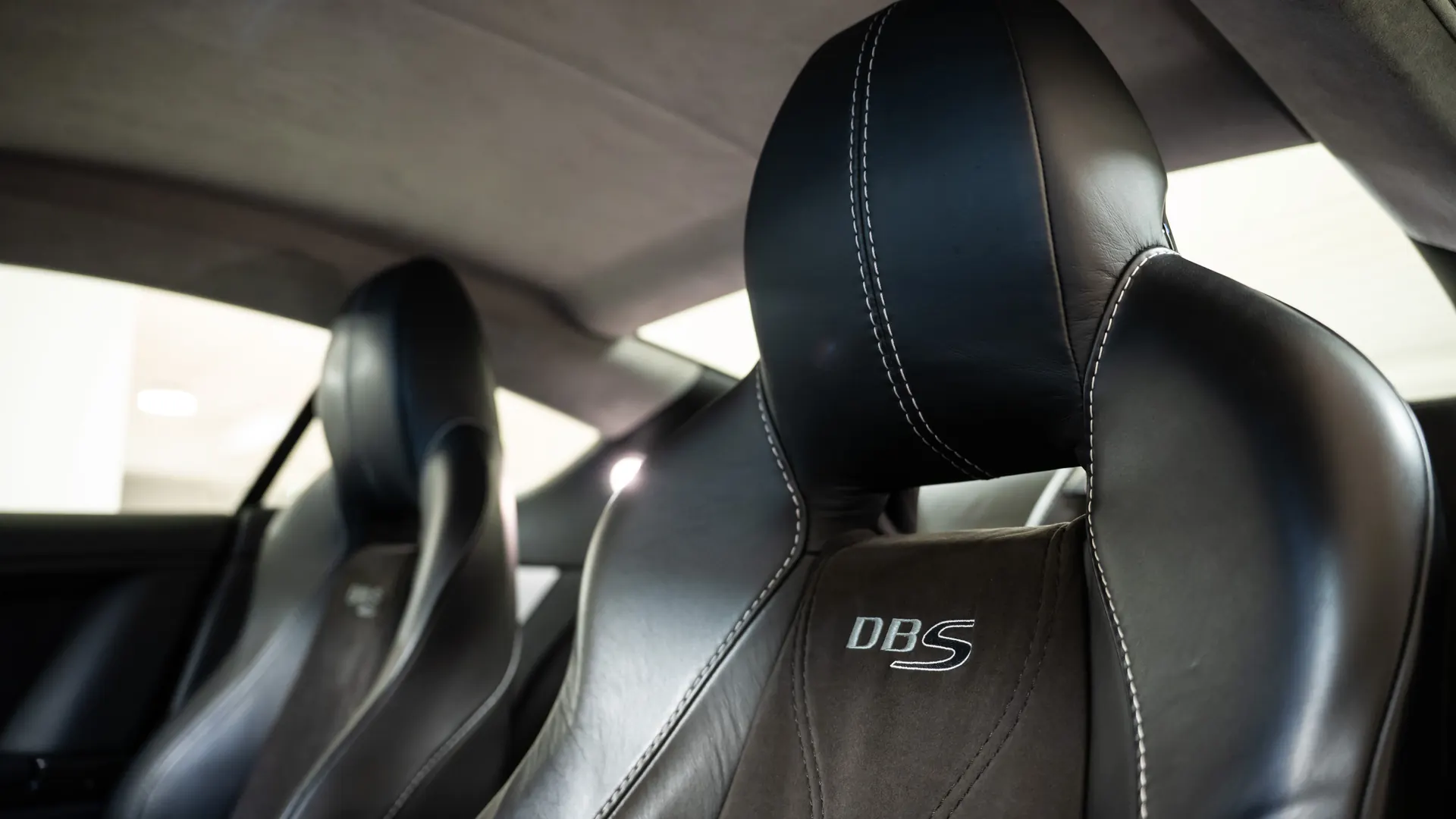 Aston Martin DBS — photo 10