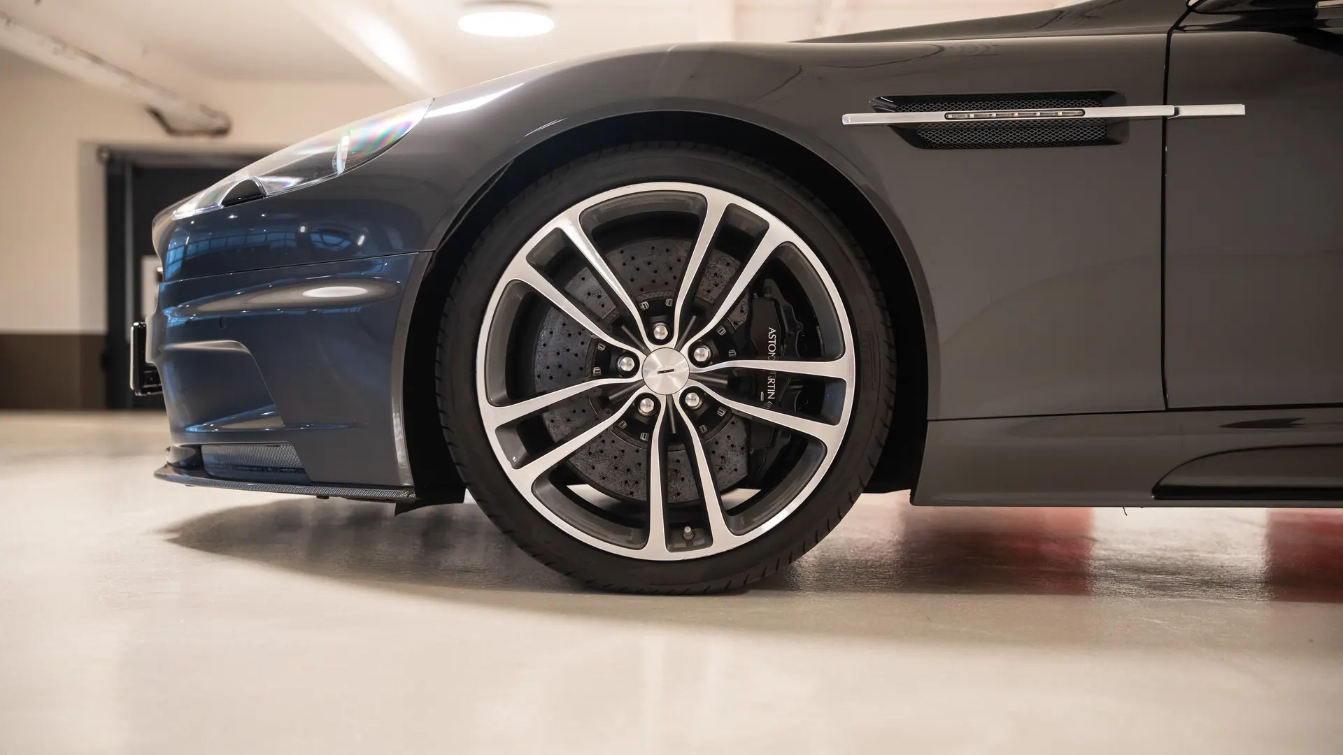 Aston Martin DBS — photo 4