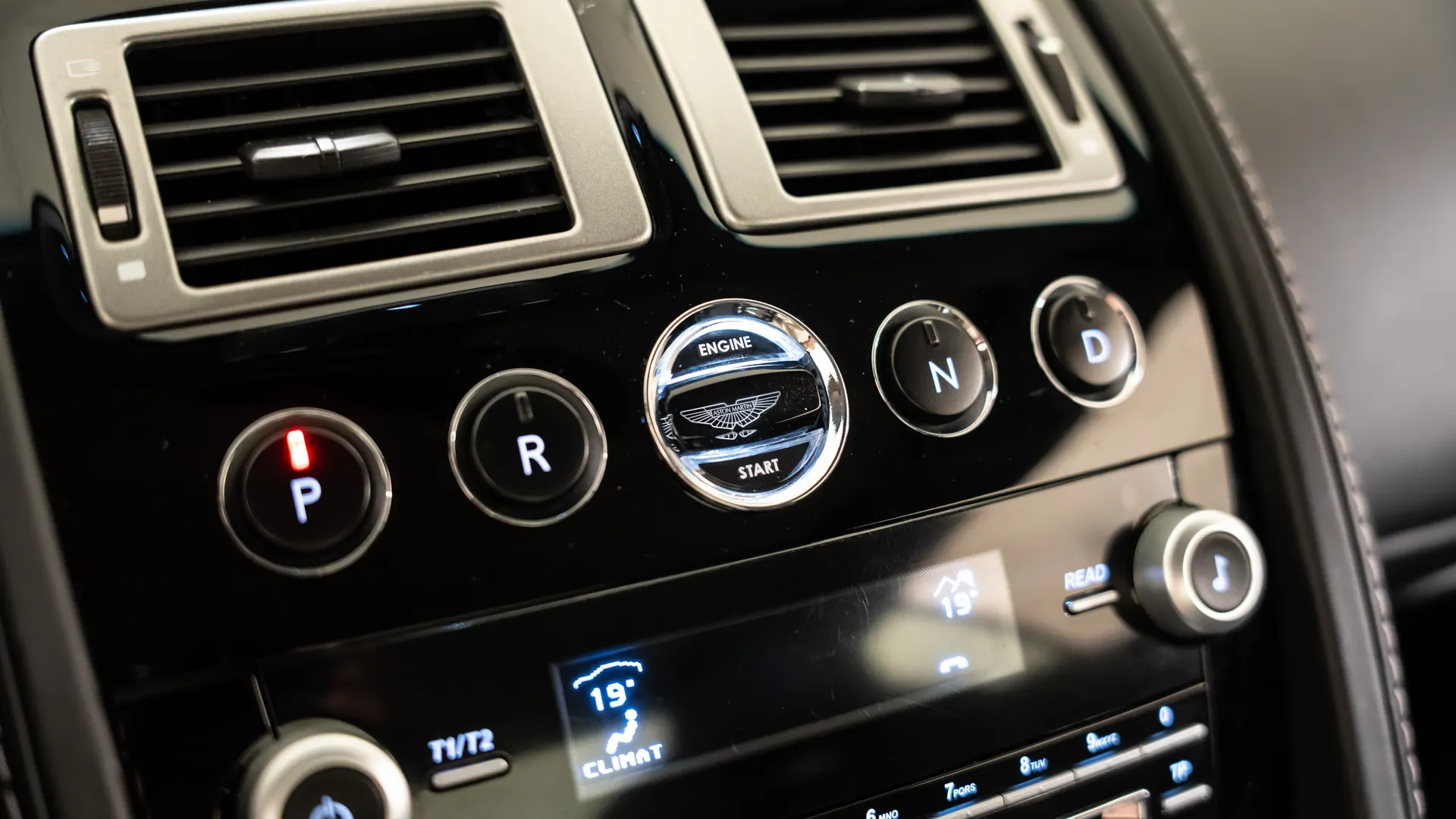 Aston Martin DBS — photo 33