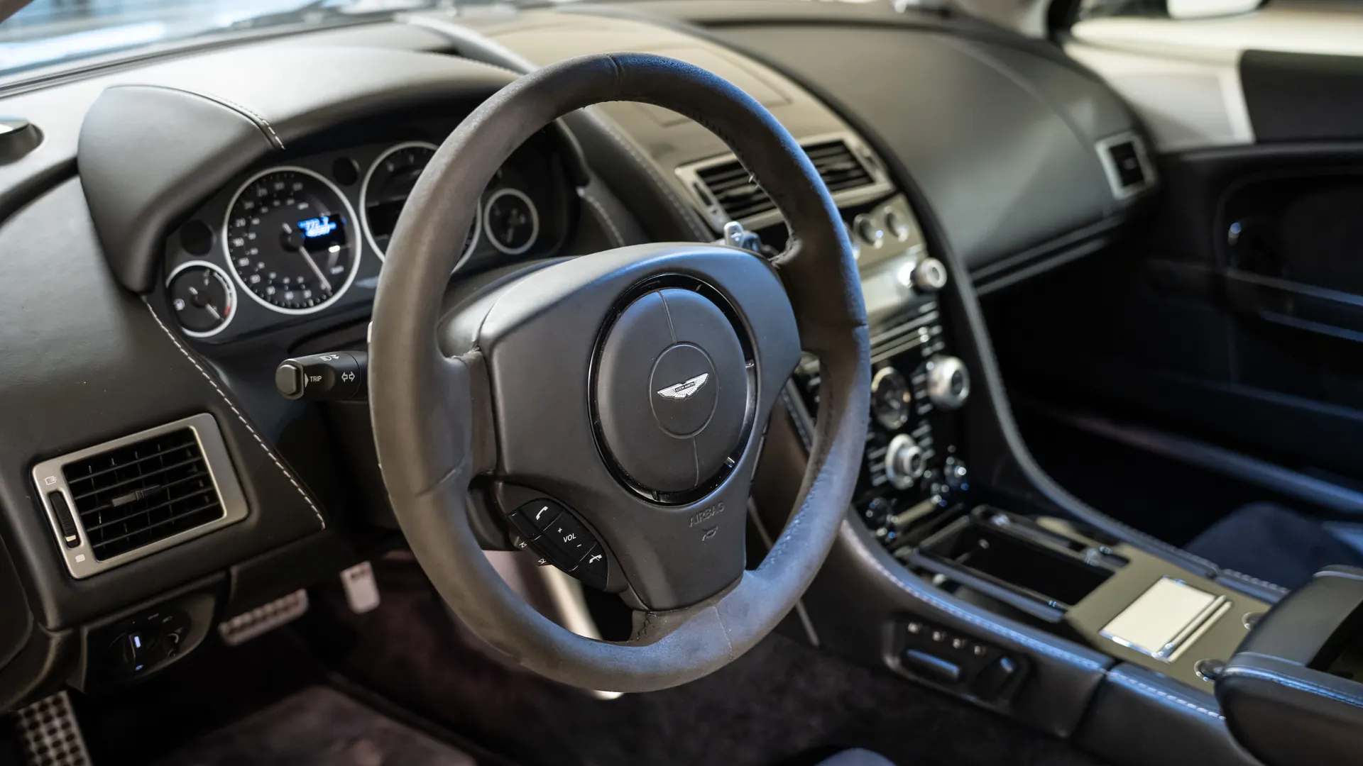 Aston Martin DBS — photo 43