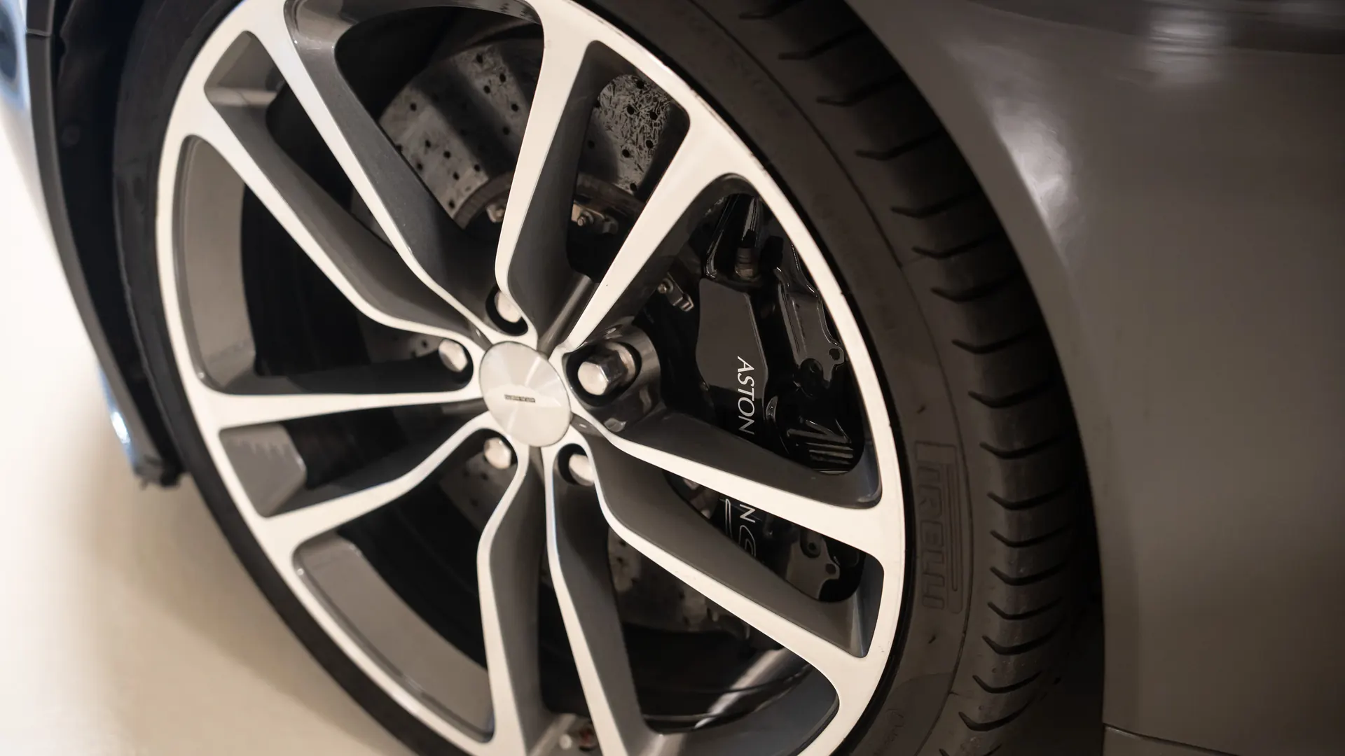 Aston Martin DBS — photo 5