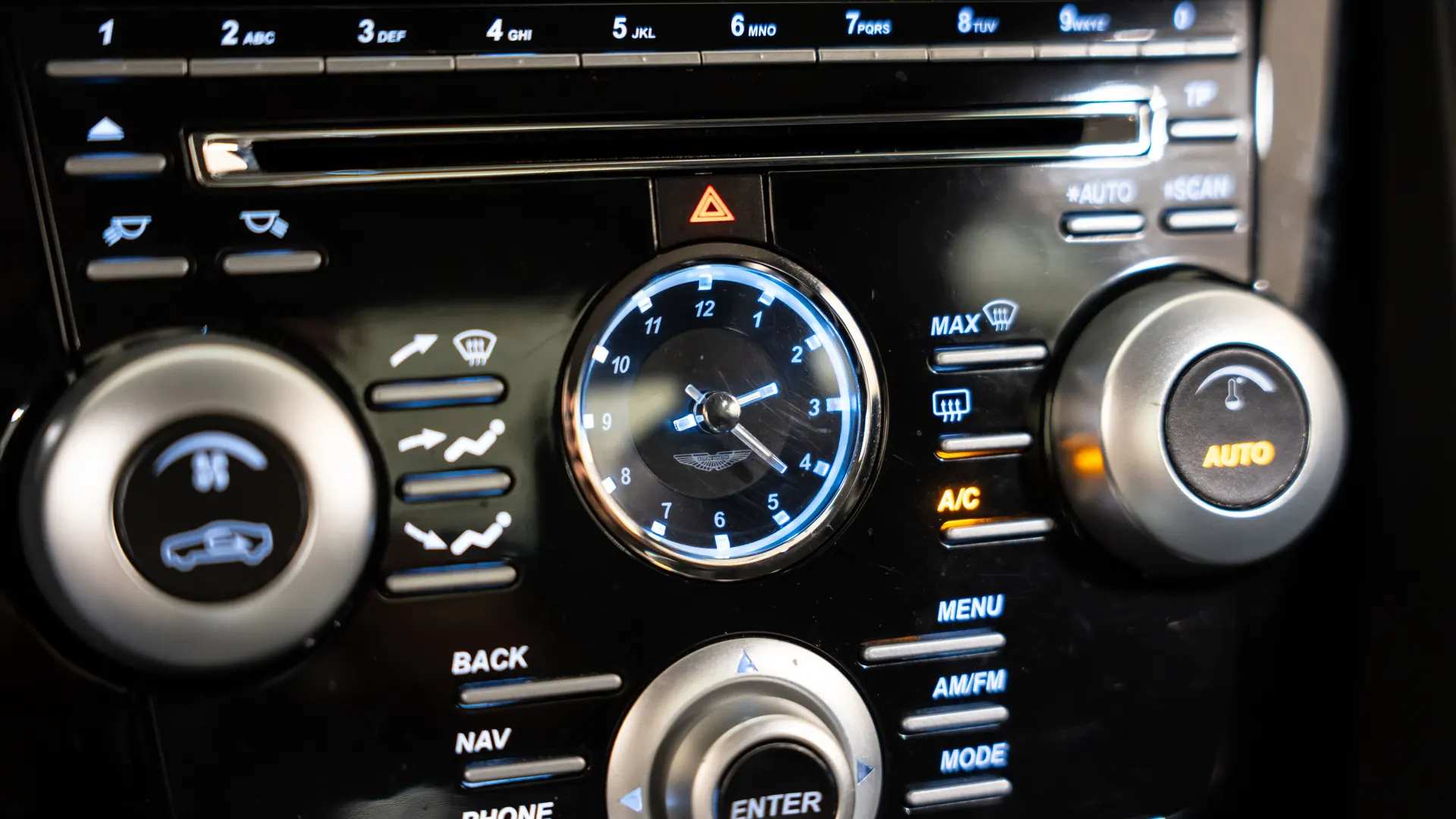 Aston Martin DBS — photo 12