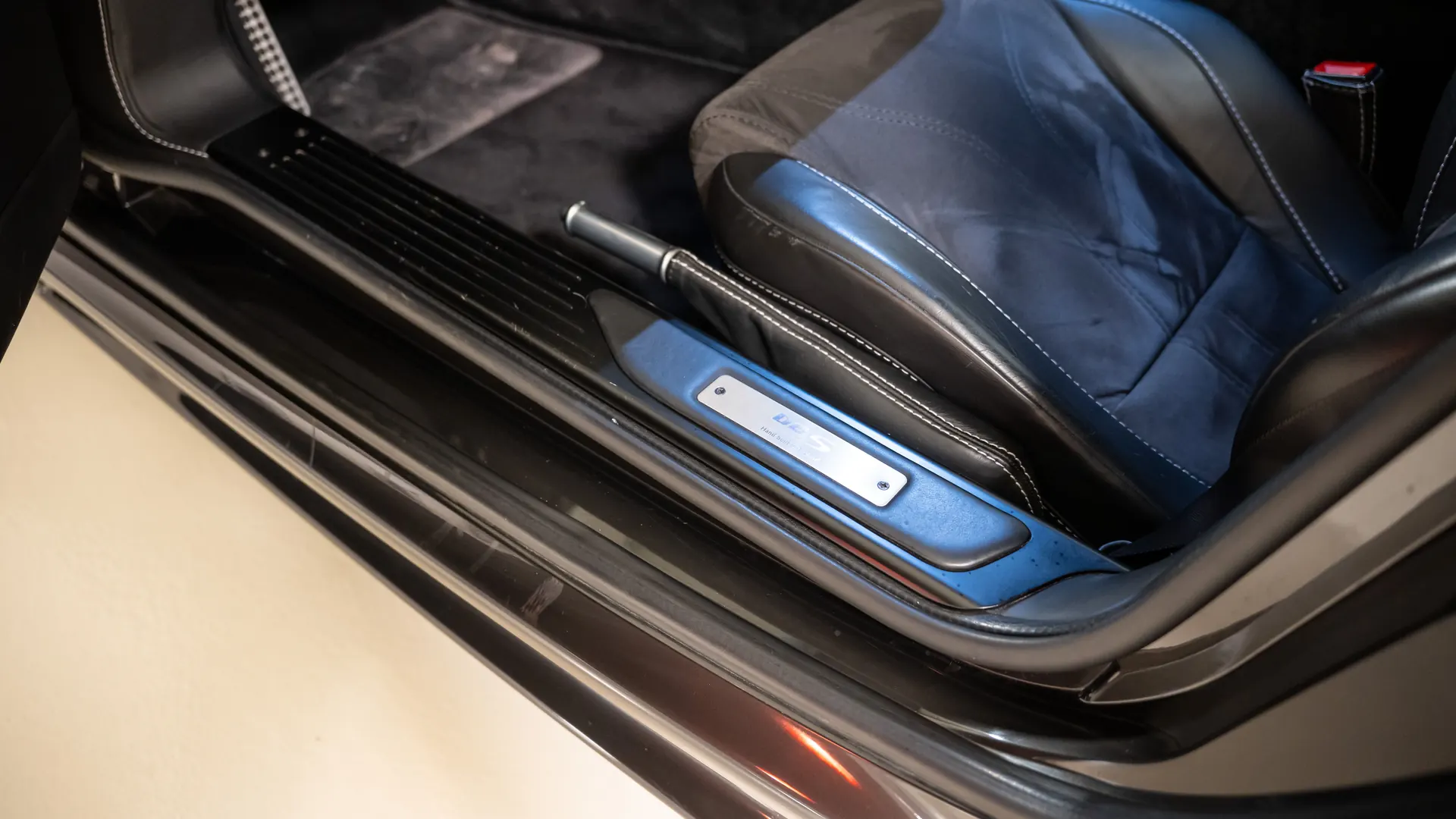 Aston Martin DBS — photo 20