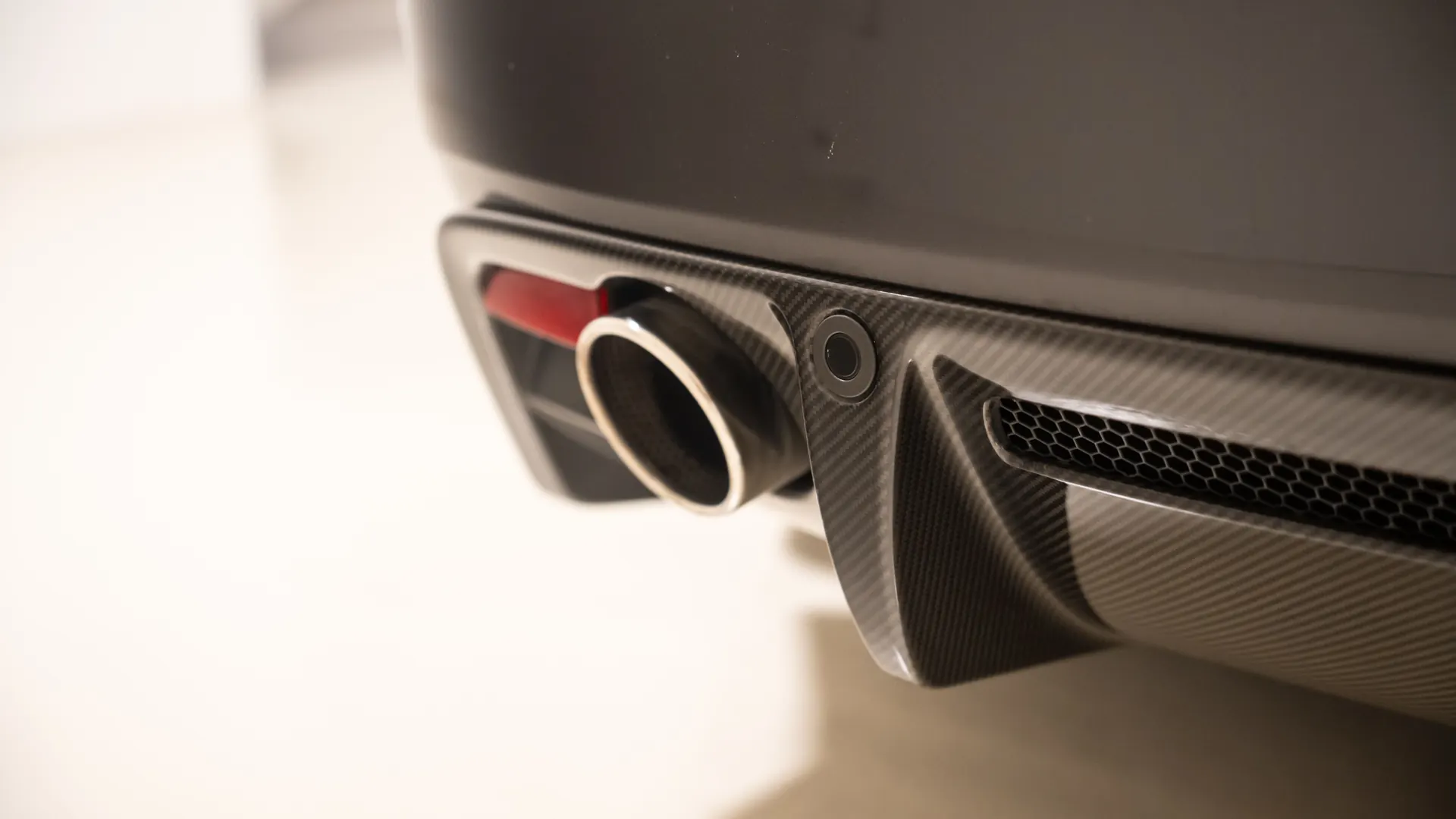 Aston Martin DBS — photo 30