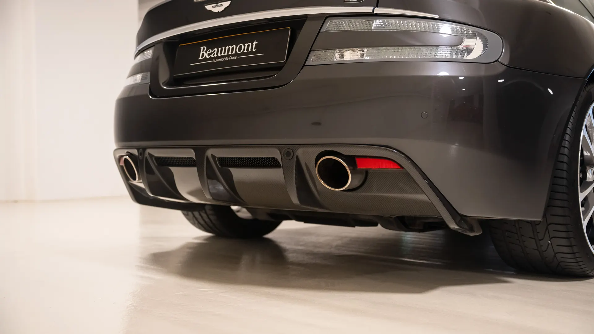 Aston Martin DBS — photo 40