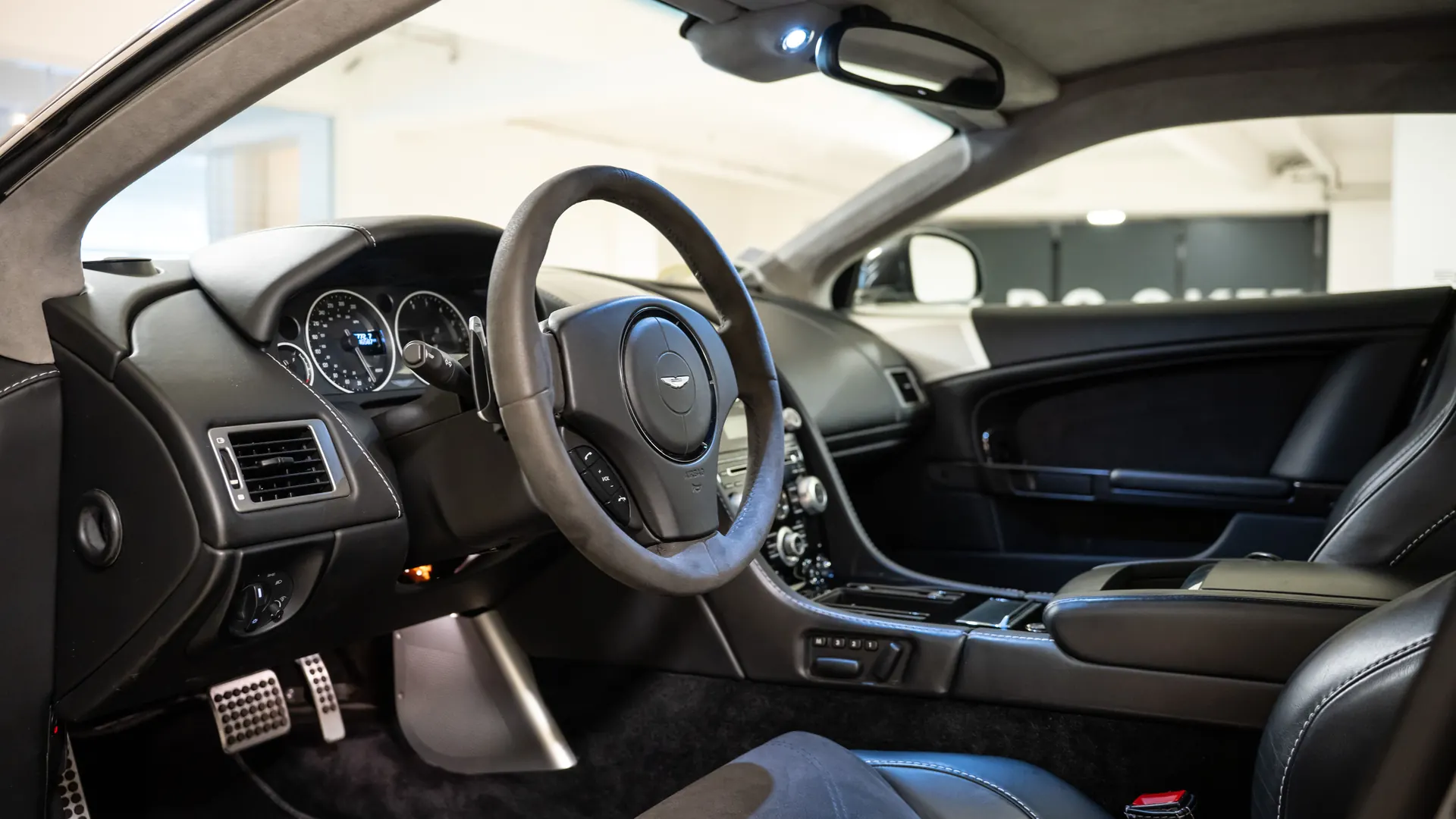 Aston Martin DBS — photo 31