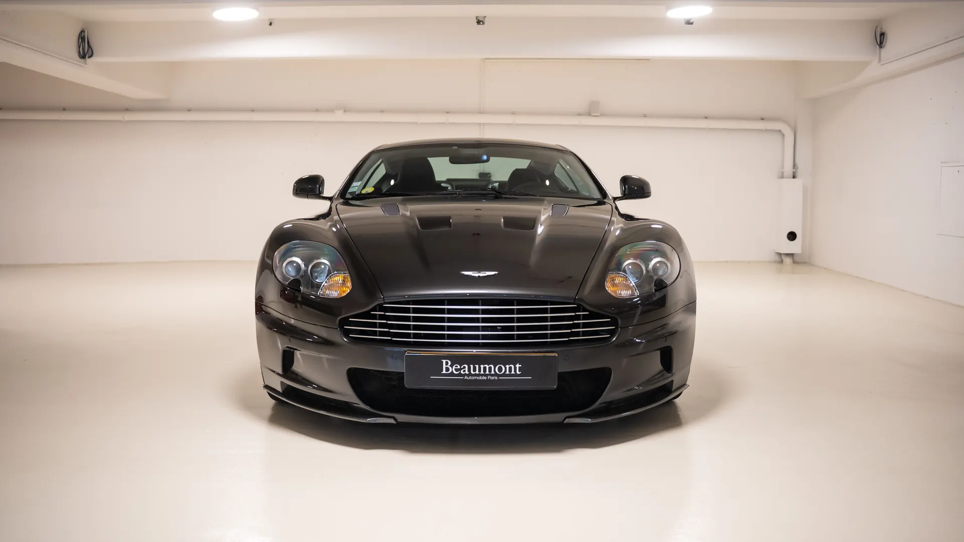 Aston Martin DBS — photo 27