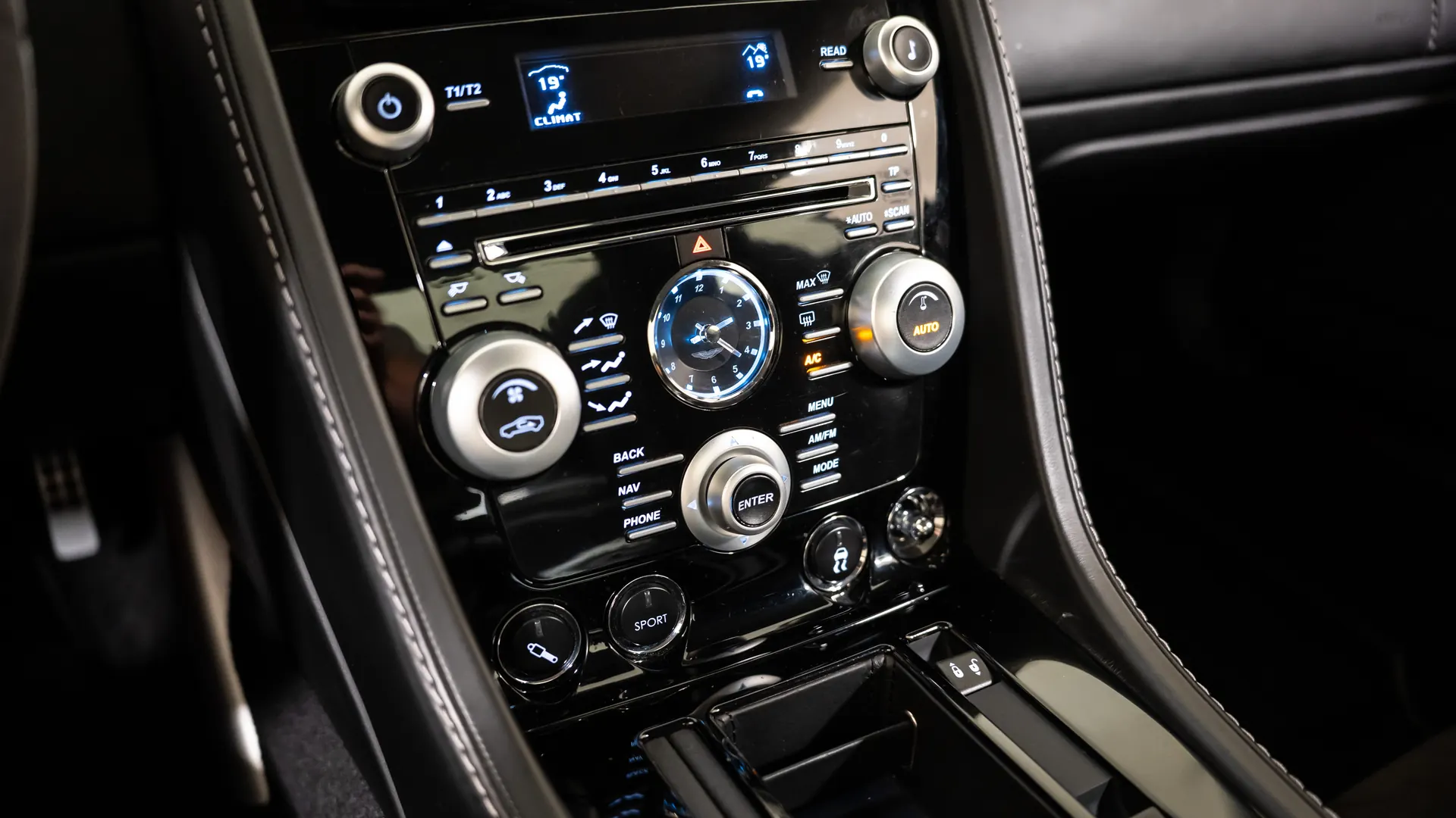 Aston Martin DBS — photo 23