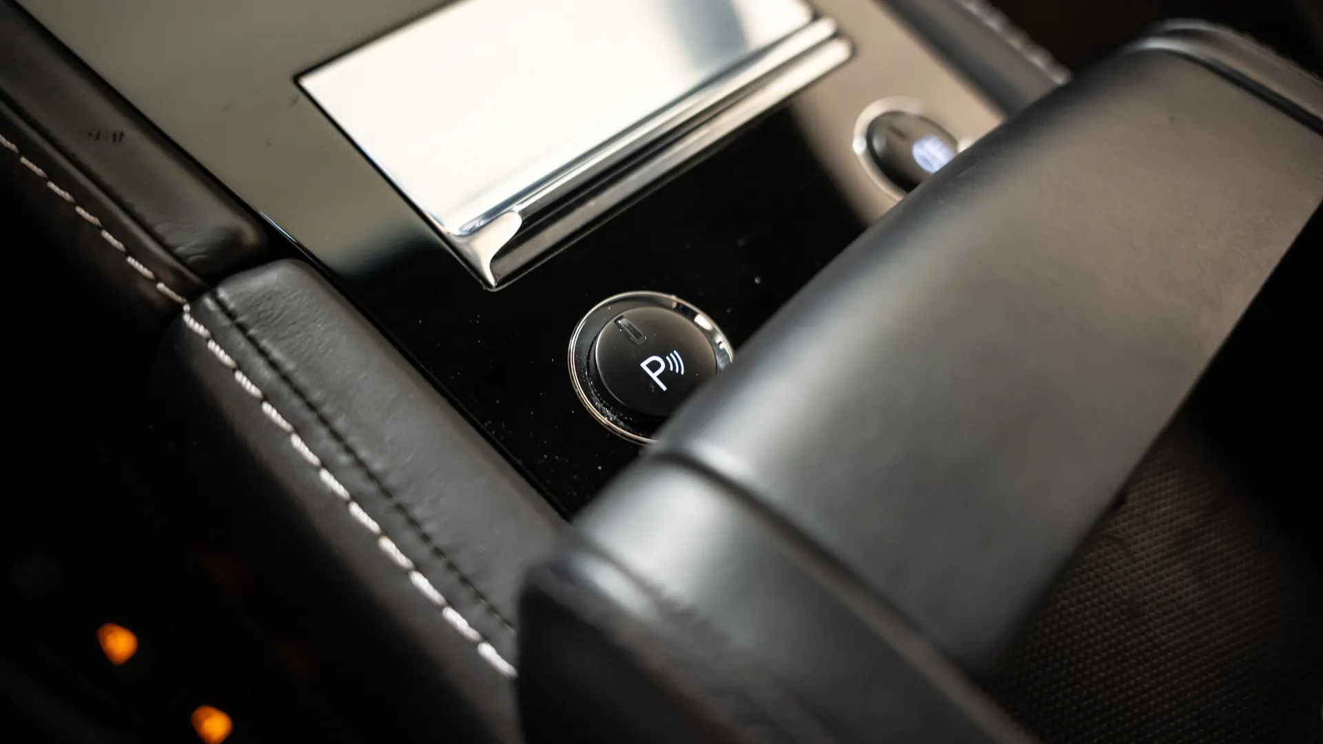 Aston Martin DBS — photo 13