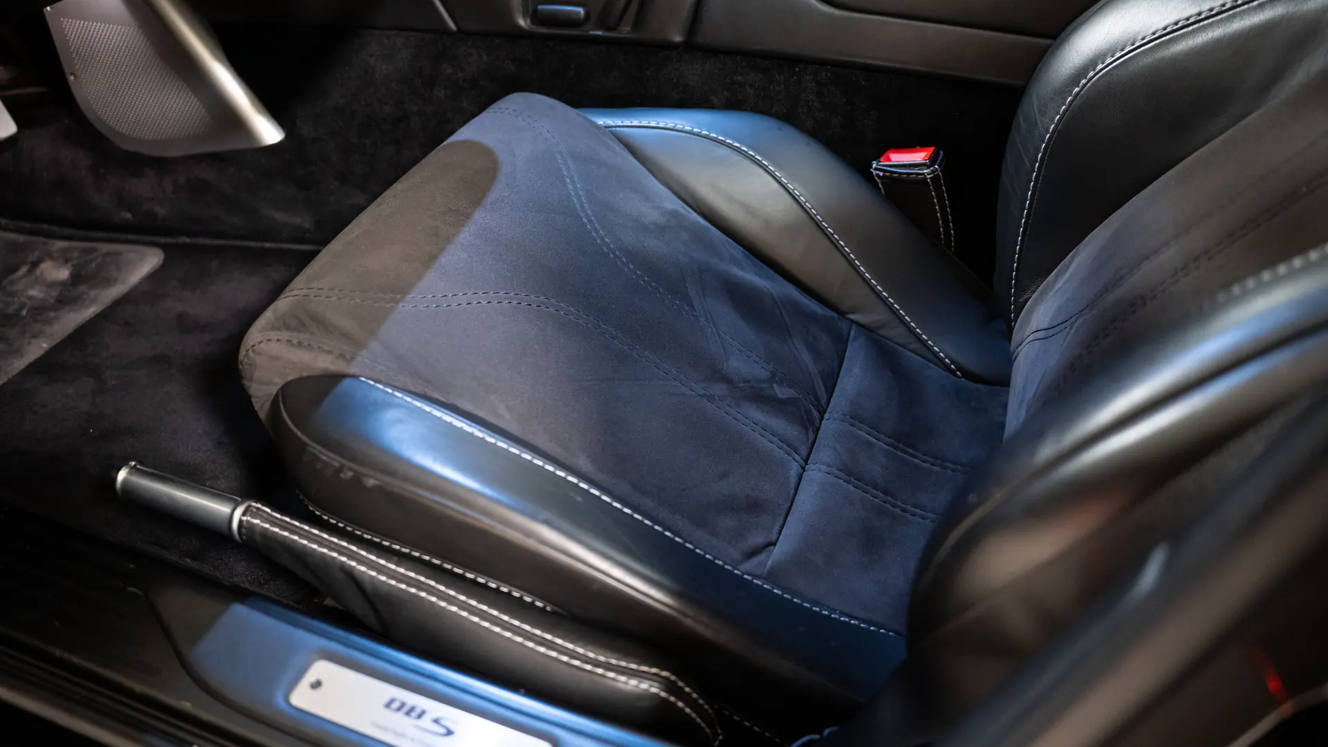 Aston Martin DBS — photo 32