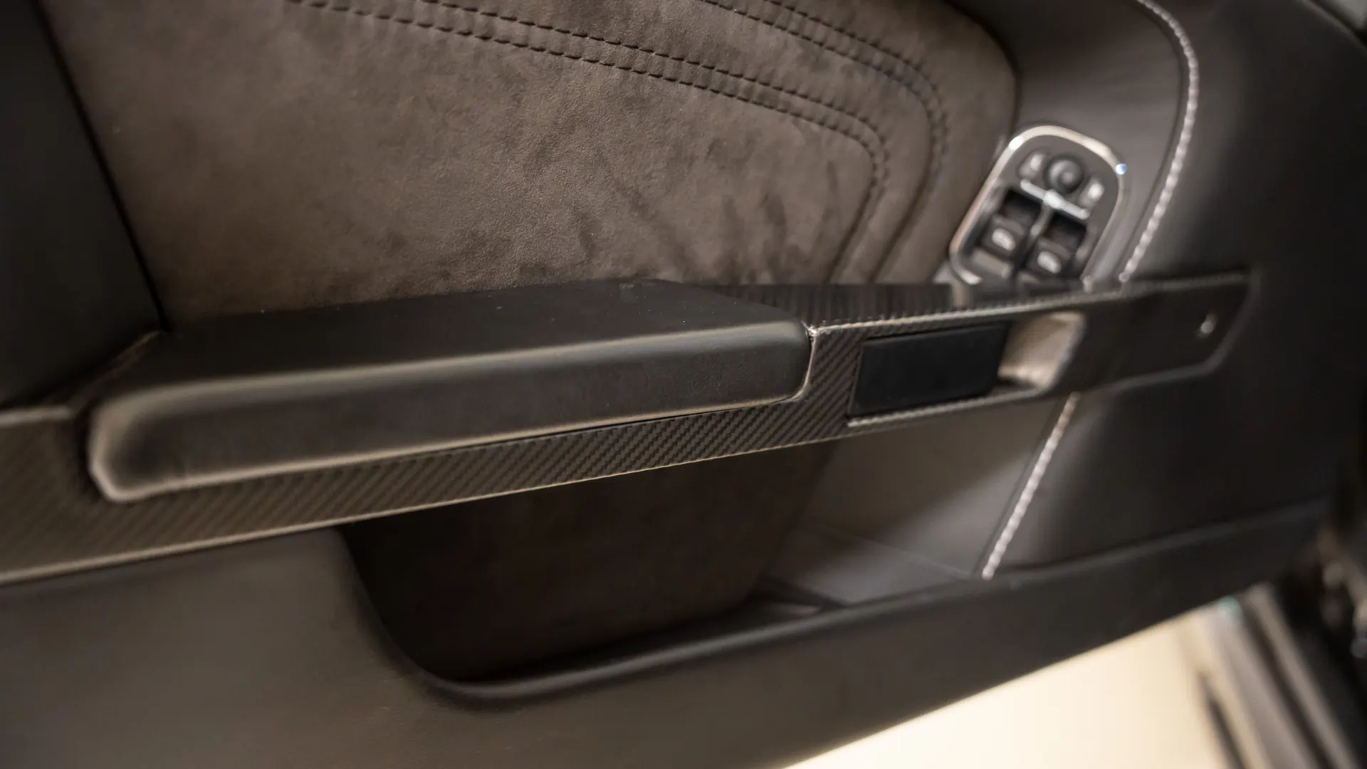 Aston Martin DBS — photo 21