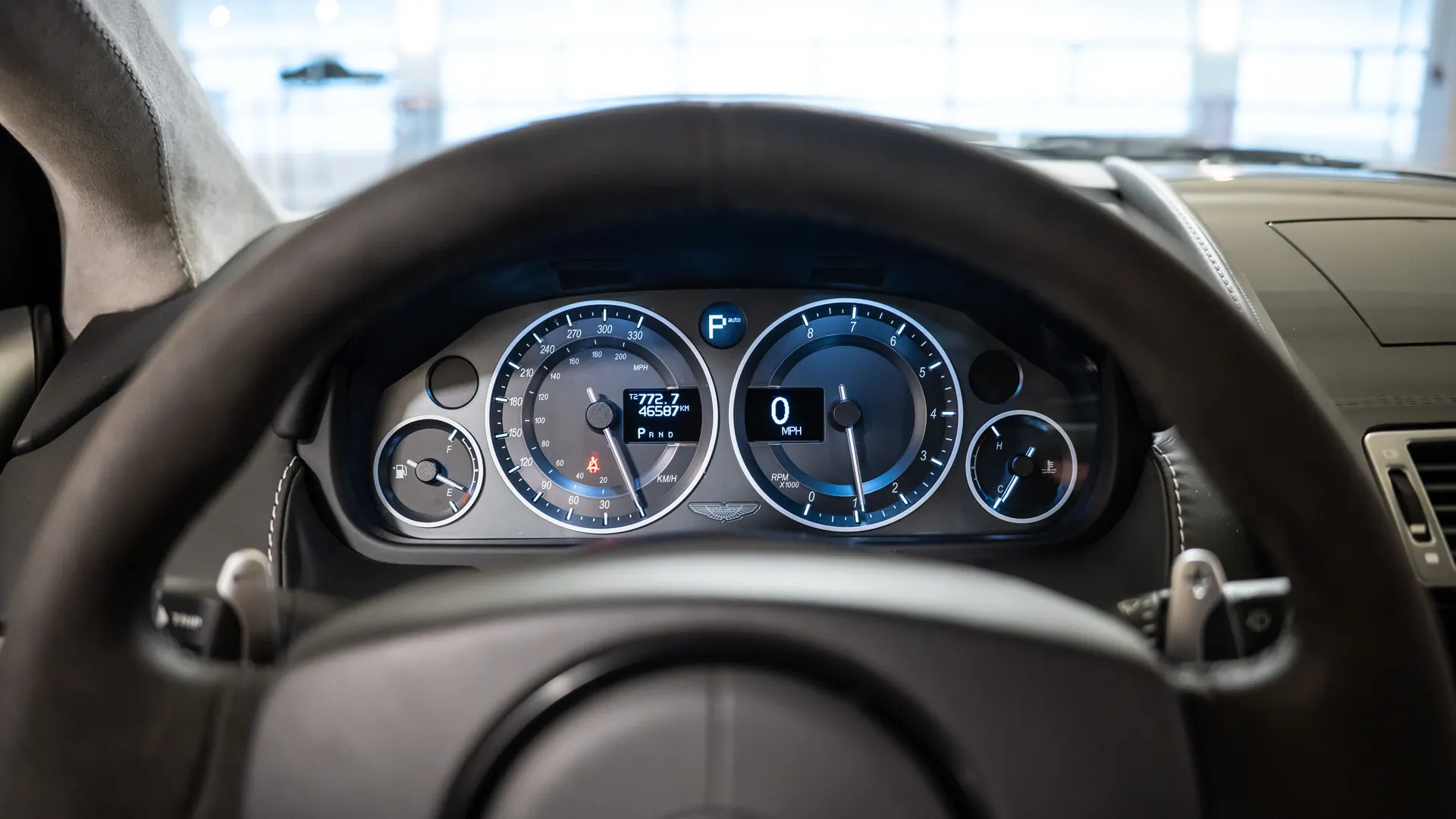 Aston Martin DBS — photo 11