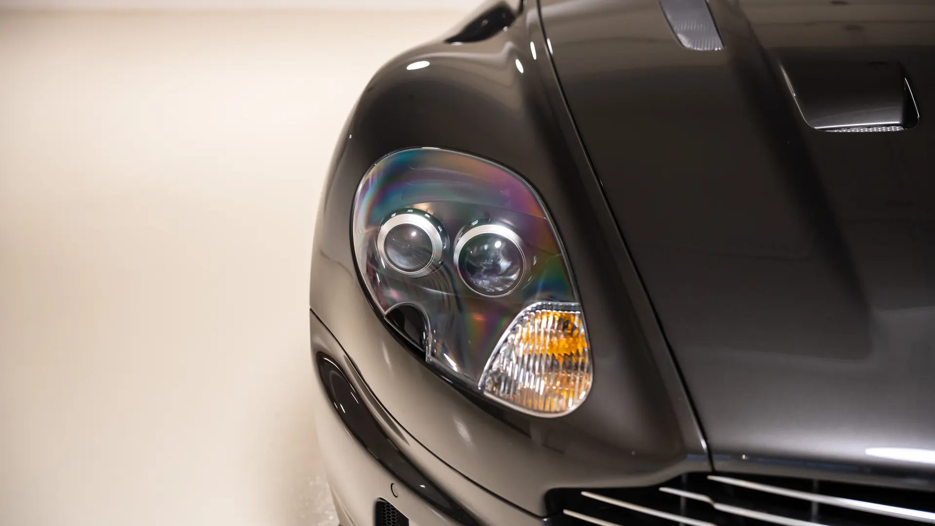 Aston Martin DBS — photo 15
